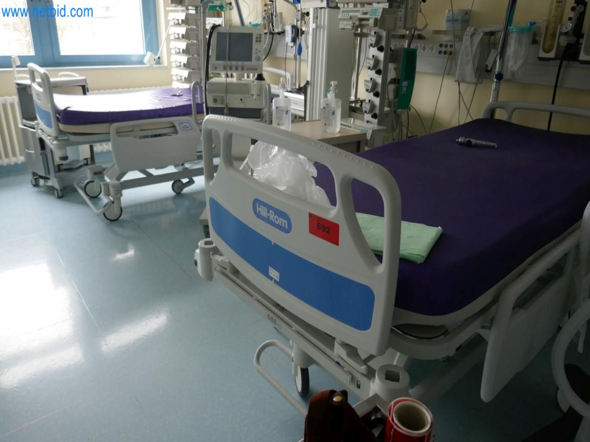 Medyczny sprzęt techniczny, wyposażenie sal operacyjnych, sterylne tace oraz sprzęt i meble szpitalne-1