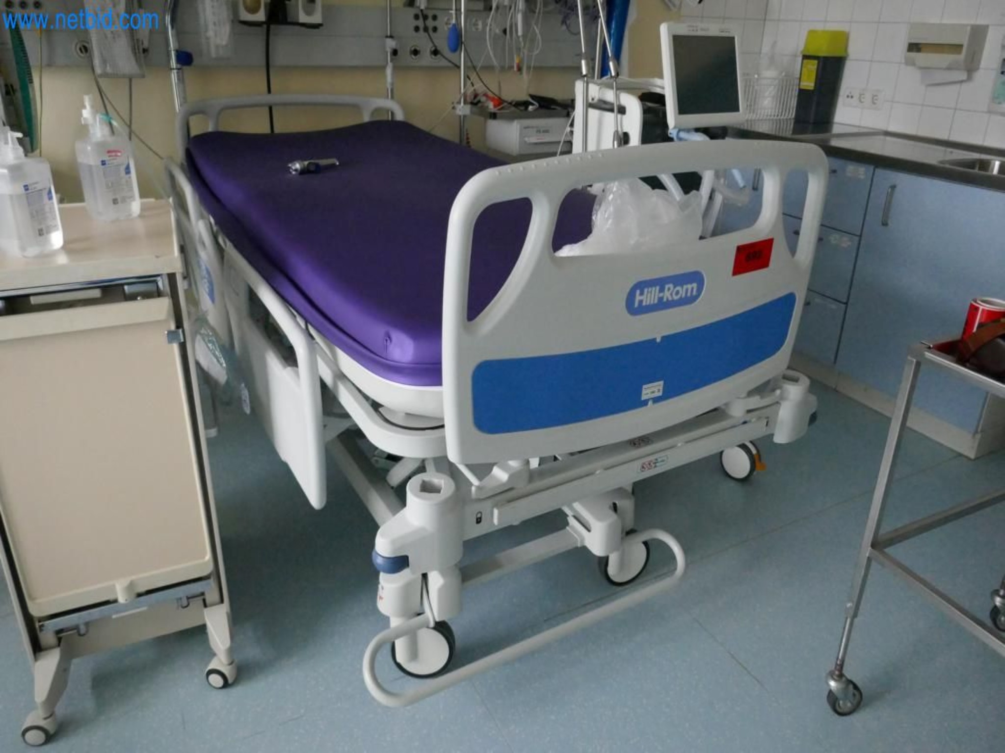 Medyczny sprzęt techniczny, wyposażenie sal operacyjnych, sterylne tace oraz sprzęt i meble szpitalne-2