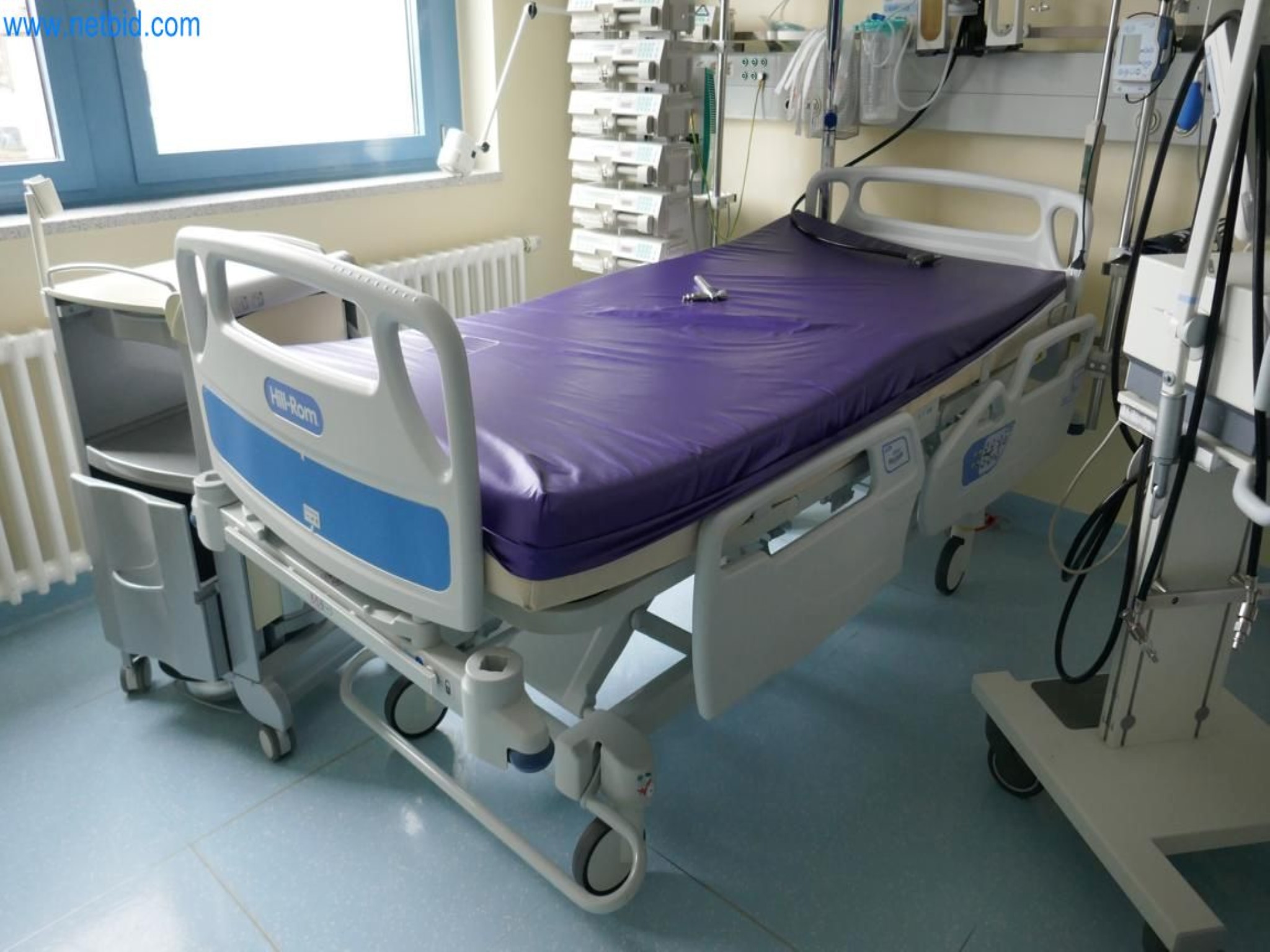 Medyczny sprzęt techniczny, wyposażenie sal operacyjnych, sterylne tace oraz sprzęt i meble szpitalne-3