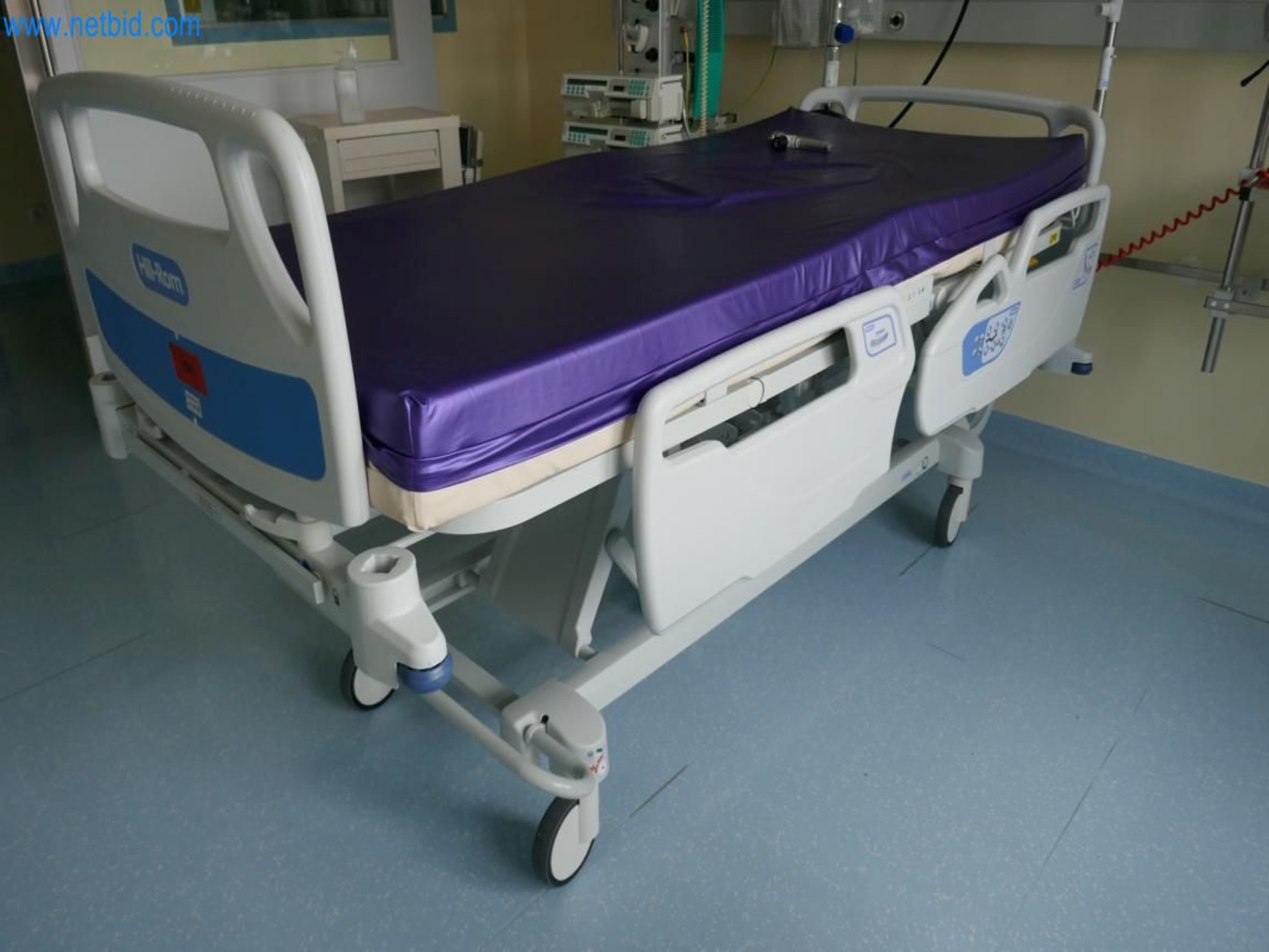 Medyczny sprzęt techniczny, wyposażenie sal operacyjnych, sterylne tace oraz sprzęt i meble szpitalne-1