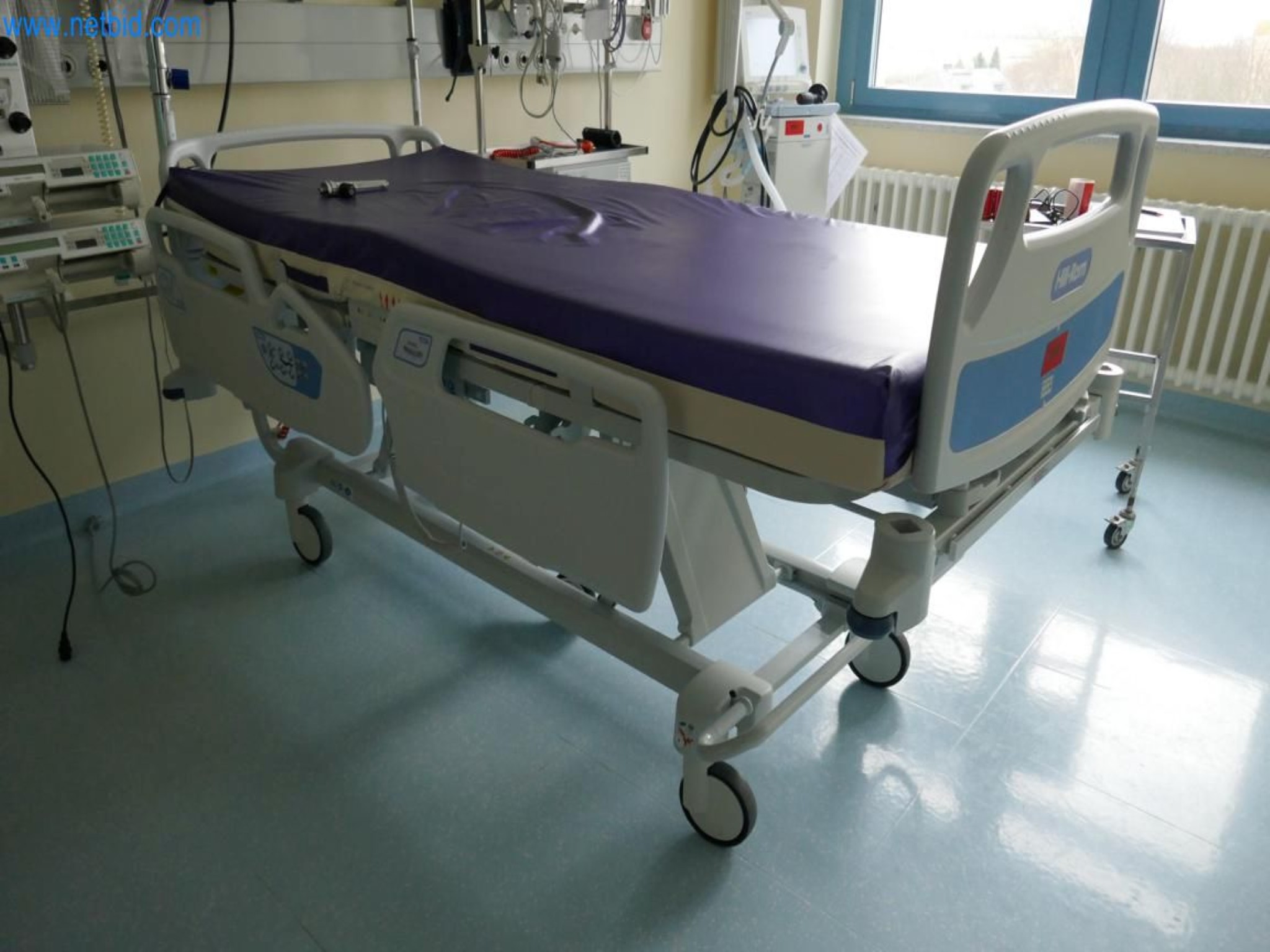 Medyczny sprzęt techniczny, wyposażenie sal operacyjnych, sterylne tace oraz sprzęt i meble szpitalne-2