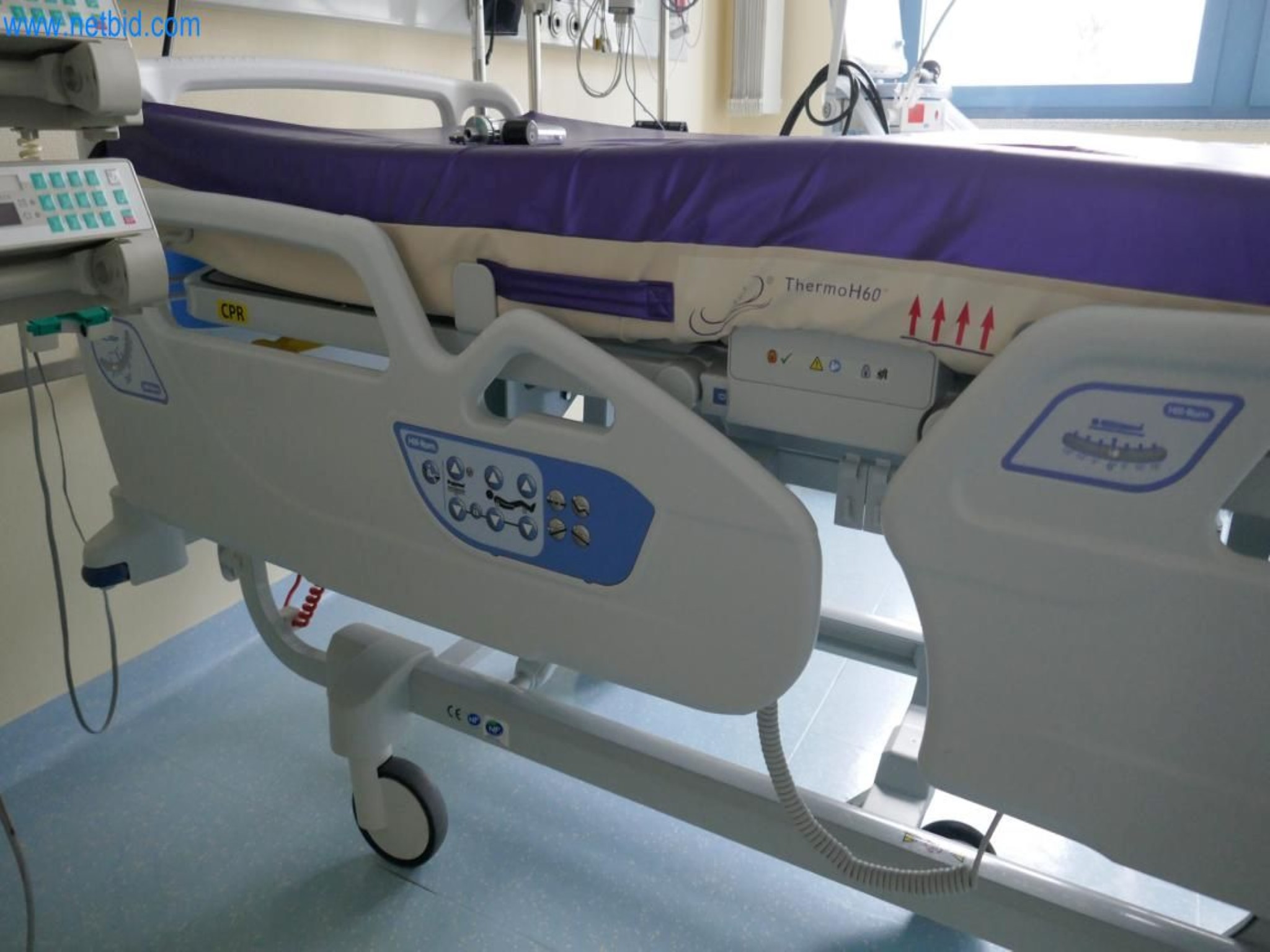 Medyczny sprzęt techniczny, wyposażenie sal operacyjnych, sterylne tace oraz sprzęt i meble szpitalne-3