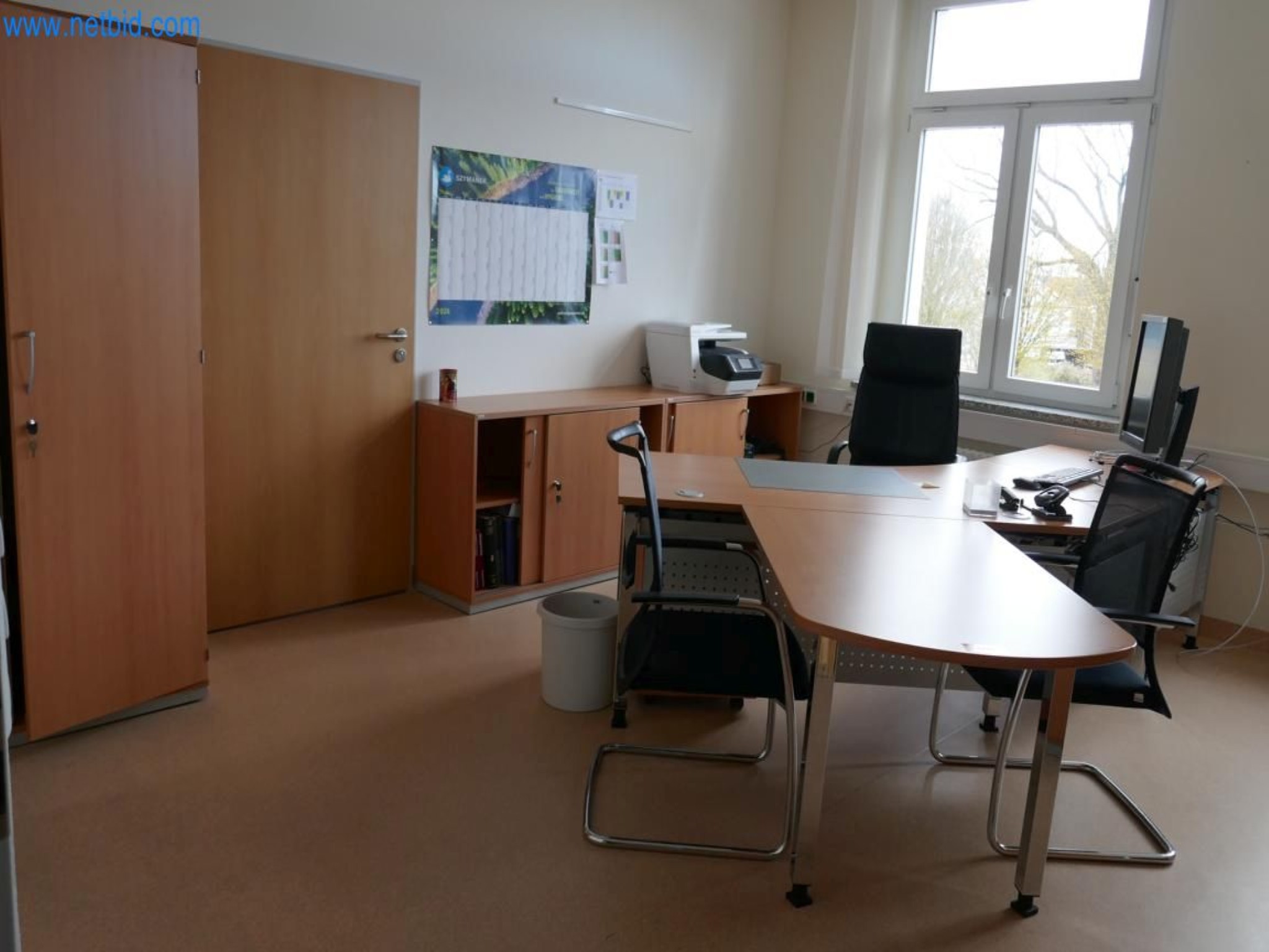 Medyczny sprzęt techniczny, wyposażenie sal operacyjnych, sterylne tace oraz sprzęt i meble szpitalne-1