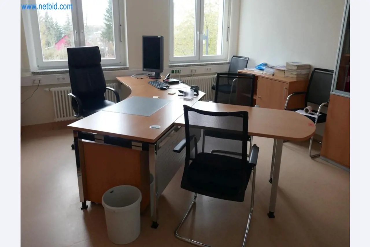 Medyczny sprzęt techniczny, wyposażenie sal operacyjnych, sterylne tace oraz sprzęt i meble szpitalne-2