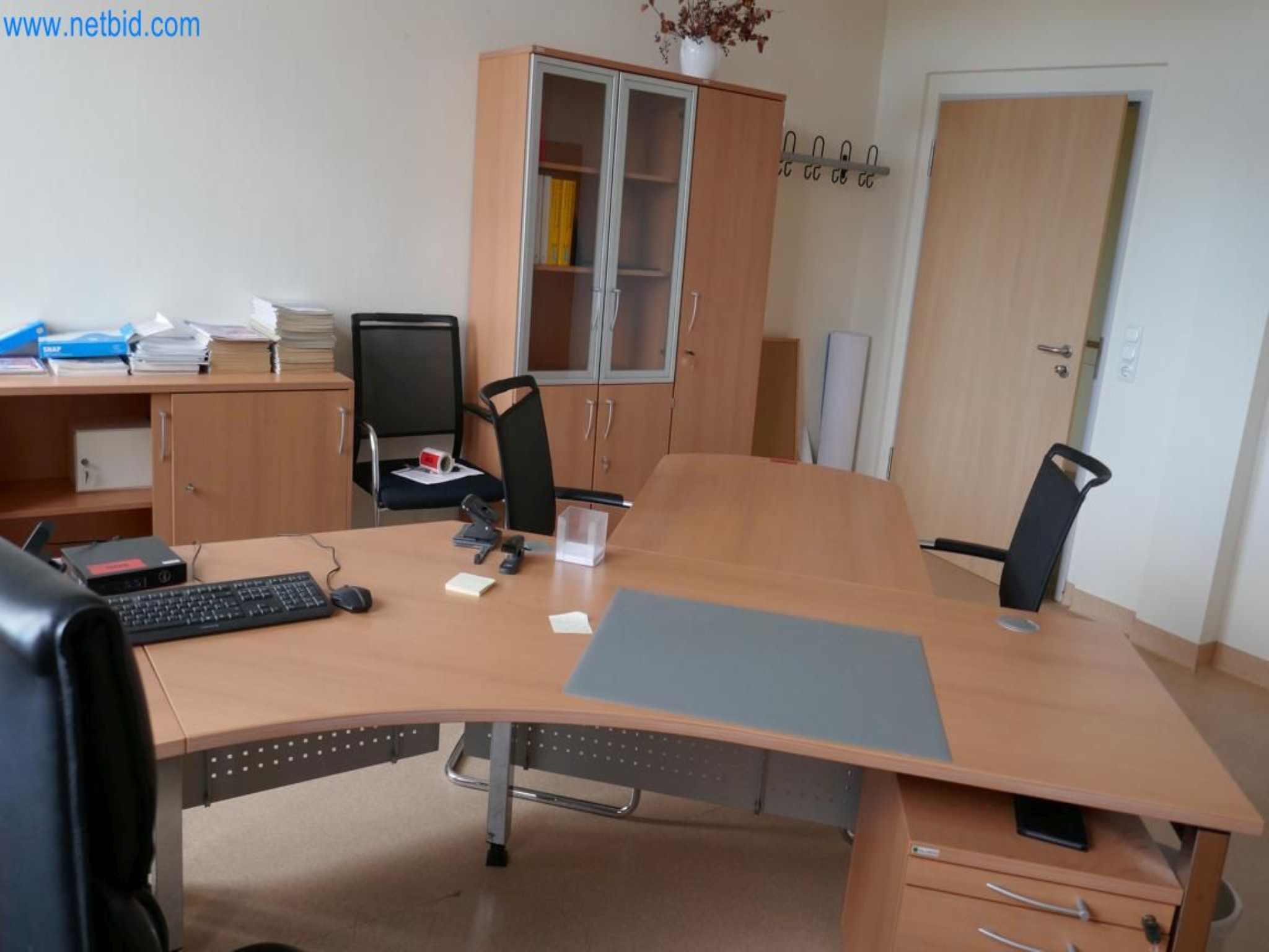 Medyczny sprzęt techniczny, wyposażenie sal operacyjnych, sterylne tace oraz sprzęt i meble szpitalne-3