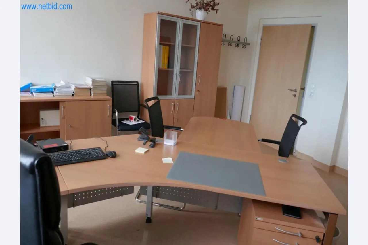 Medyczny sprzęt techniczny, wyposażenie sal operacyjnych, sterylne tace oraz sprzęt i meble szpitalne-3