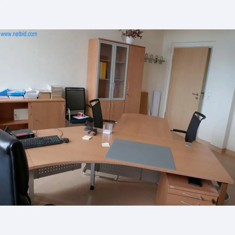 Medyczny sprzęt techniczny, wyposażenie sal operacyjnych, sterylne tace oraz sprzęt i meble szpitalne-3