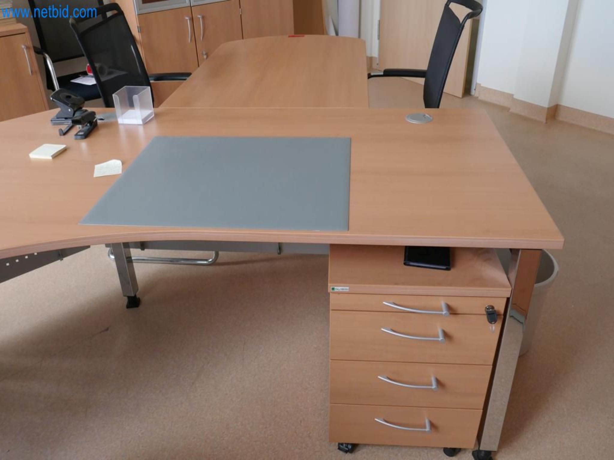 Medyczny sprzęt techniczny, wyposażenie sal operacyjnych, sterylne tace oraz sprzęt i meble szpitalne-4