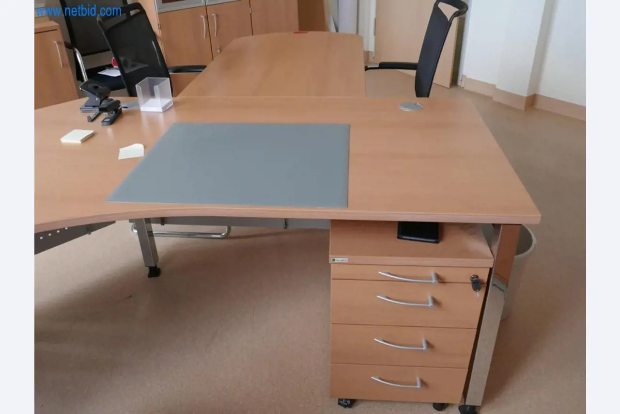 Medyczny sprzęt techniczny, wyposażenie sal operacyjnych, sterylne tace oraz sprzęt i meble szpitalne-4