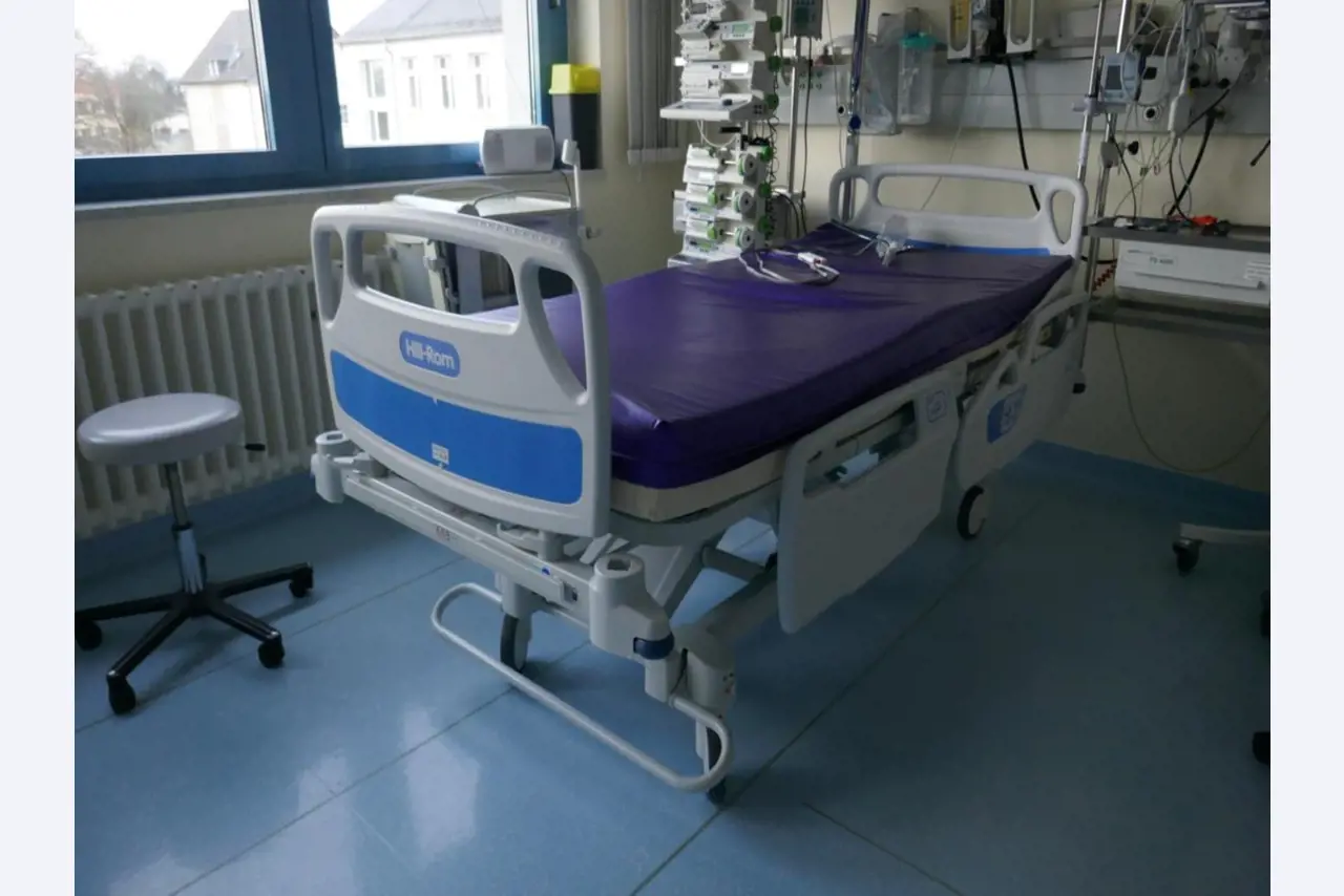 Medyczny sprzęt techniczny, wyposażenie sal operacyjnych, sterylne tace oraz sprzęt i meble szpitalne-1