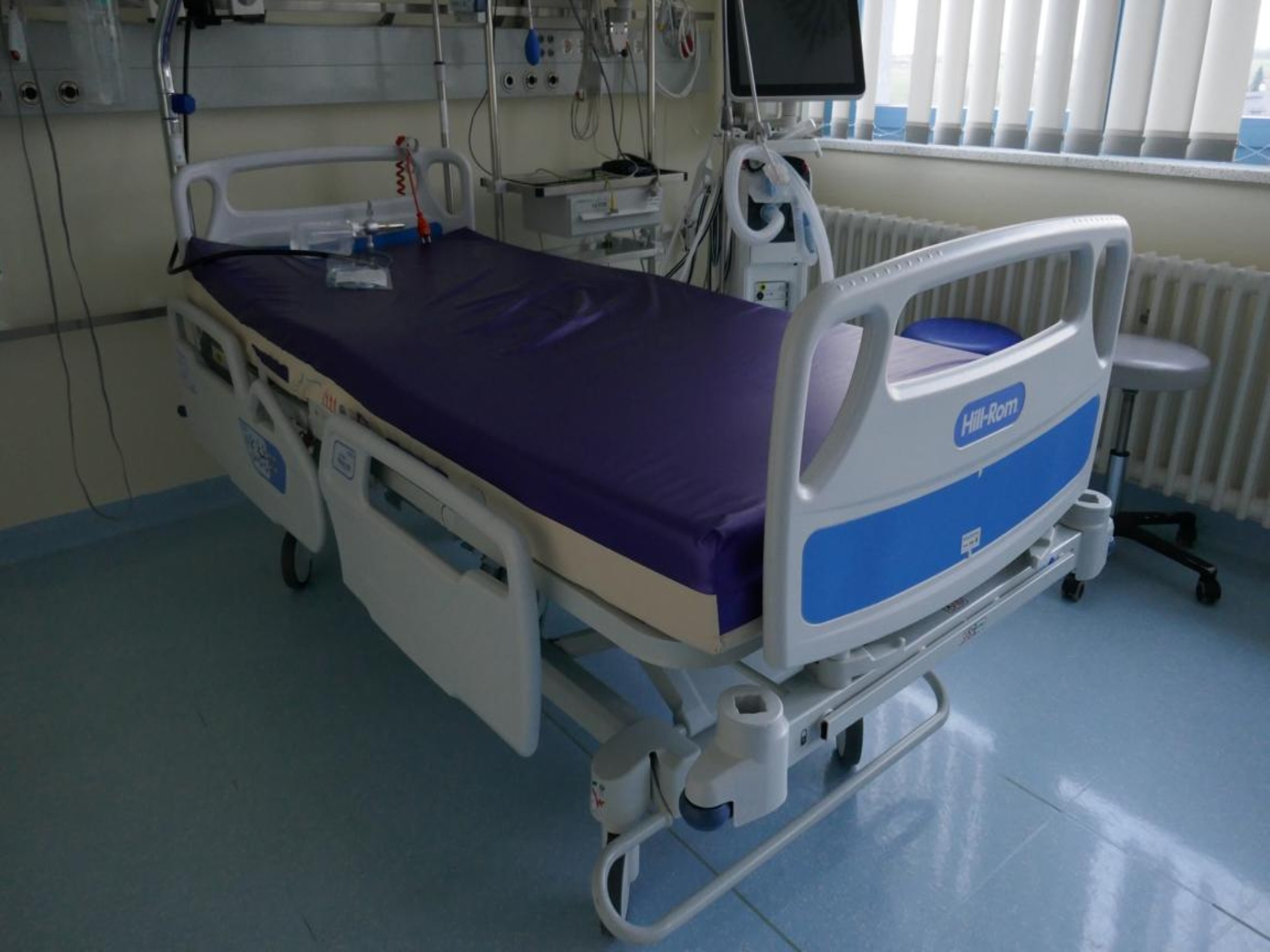 Medyczny sprzęt techniczny, wyposażenie sal operacyjnych, sterylne tace oraz sprzęt i meble szpitalne-2