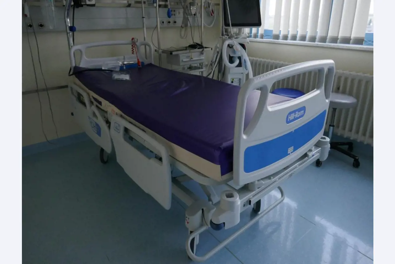 Medyczny sprzęt techniczny, wyposażenie sal operacyjnych, sterylne tace oraz sprzęt i meble szpitalne-2