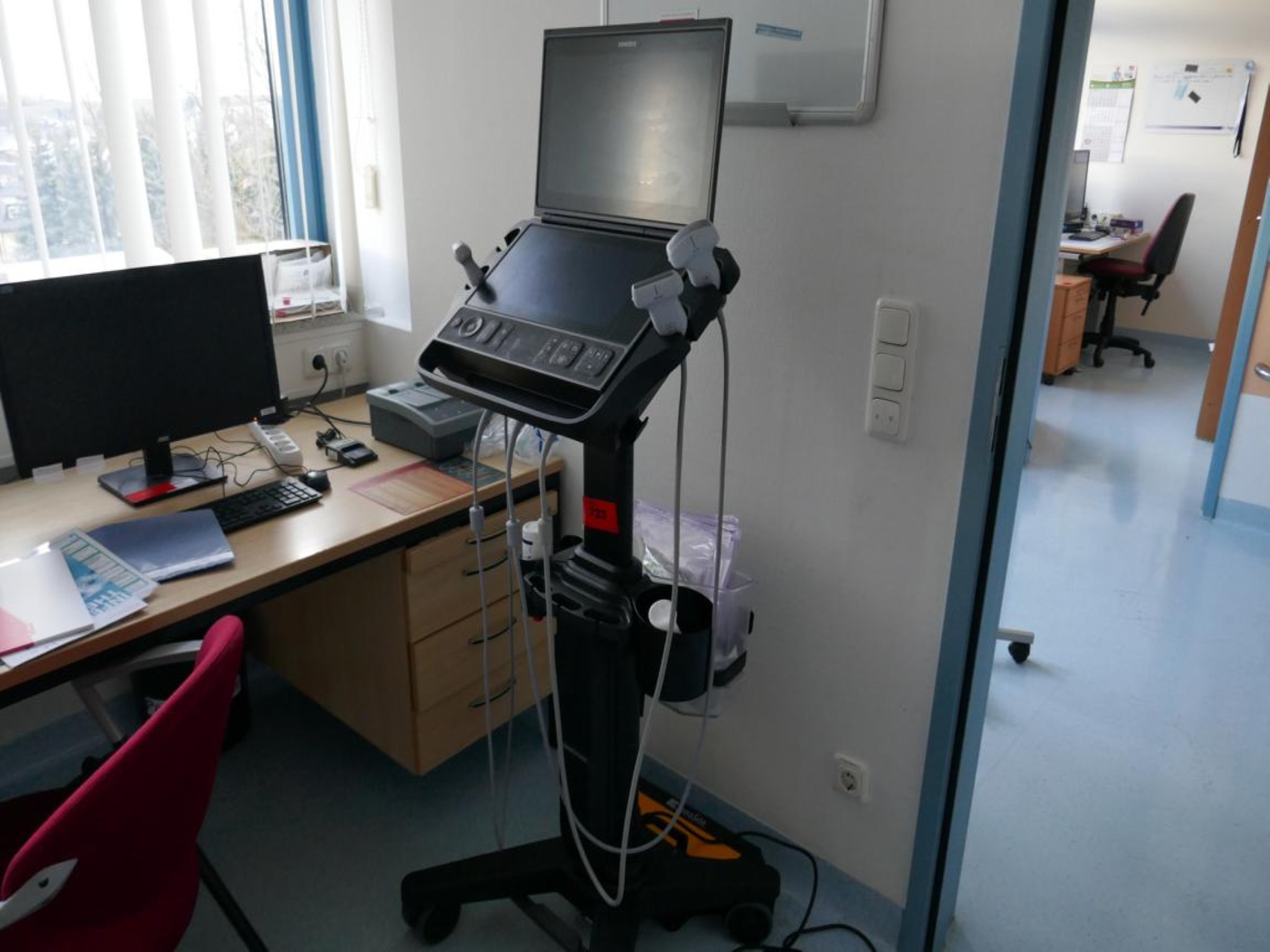 Medyczny sprzęt techniczny, wyposażenie sal operacyjnych, sterylne tace oraz sprzęt i meble szpitalne-1