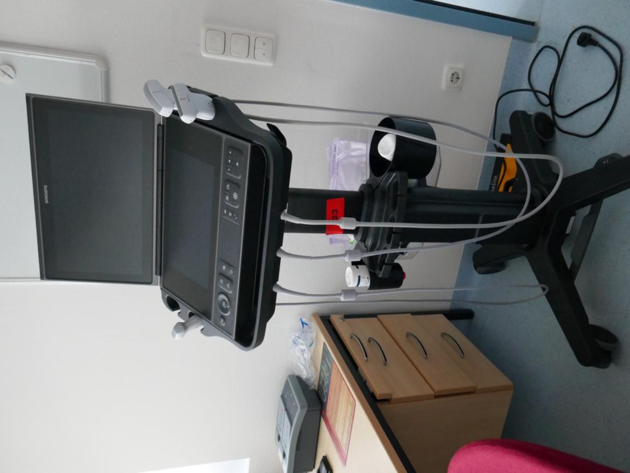 Medyczny sprzęt techniczny, wyposażenie sal operacyjnych, sterylne tace oraz sprzęt i meble szpitalne-2