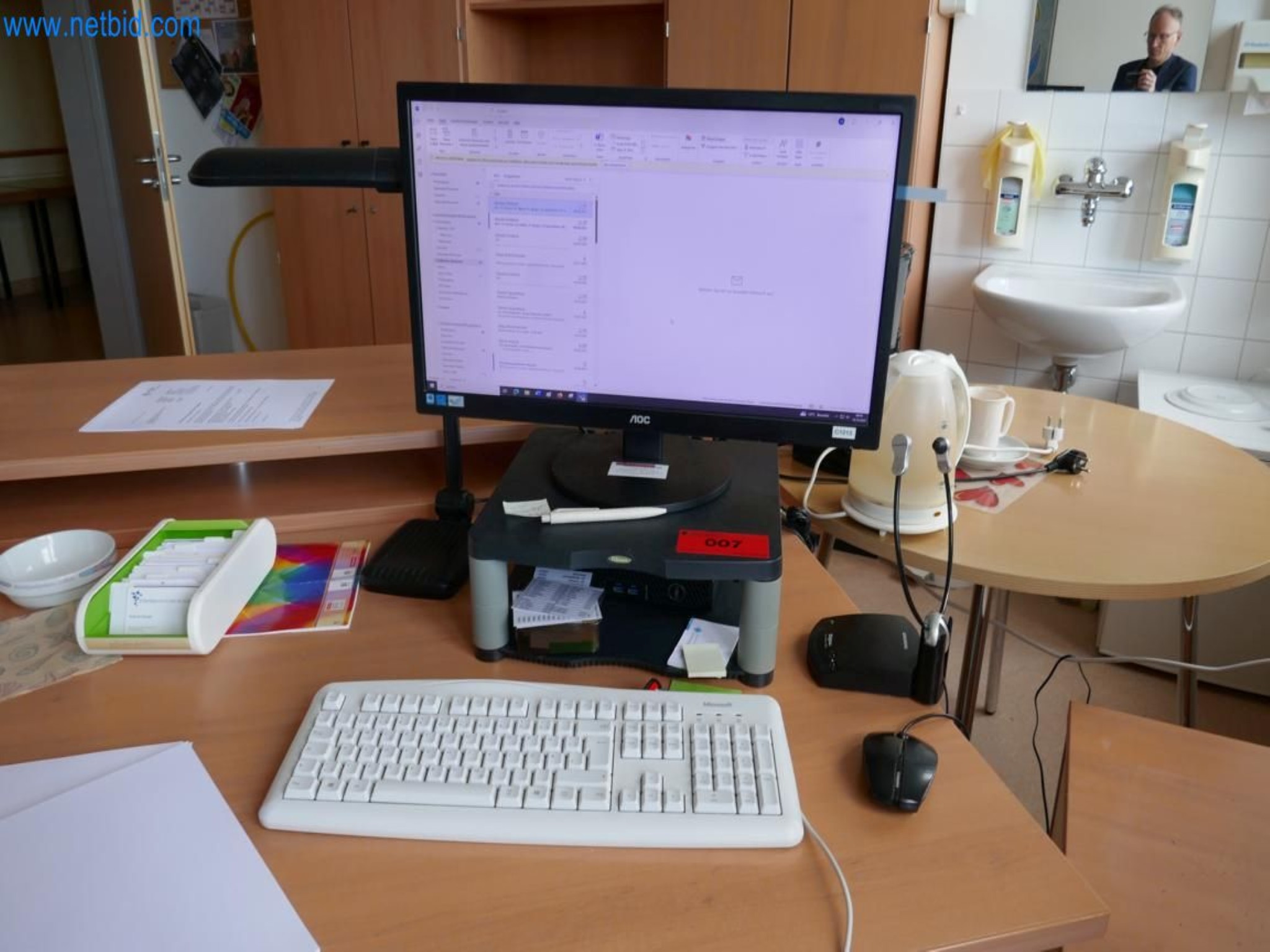 Medizinisch technische Geräte, OP-Einrichtung, Steri-Siebe sowie Einrichtung und Mobiliar eines Krankenhauses-1