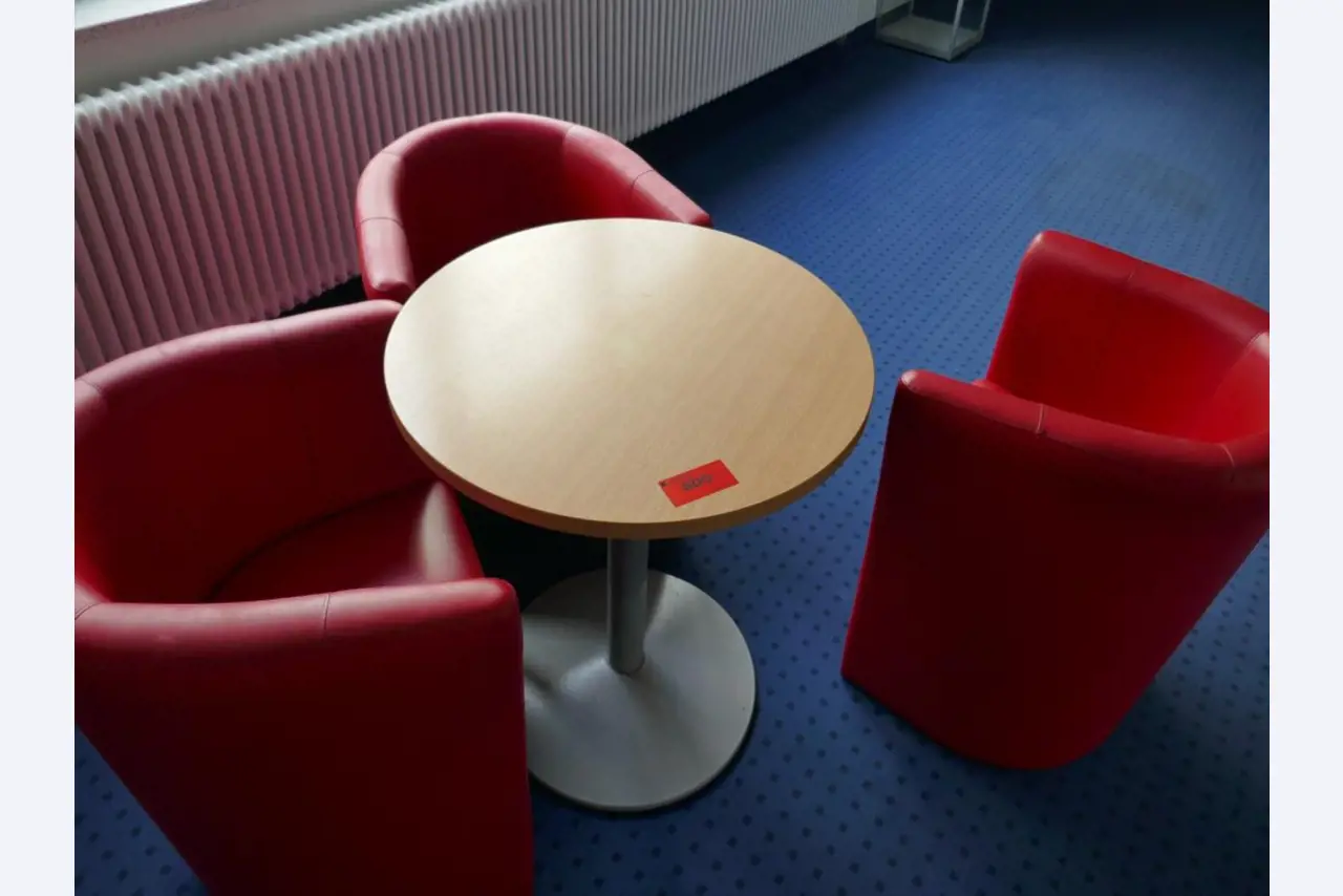 Medyczny sprzęt techniczny, wyposażenie sal operacyjnych, sterylne tace oraz sprzęt i meble szpitalne-1