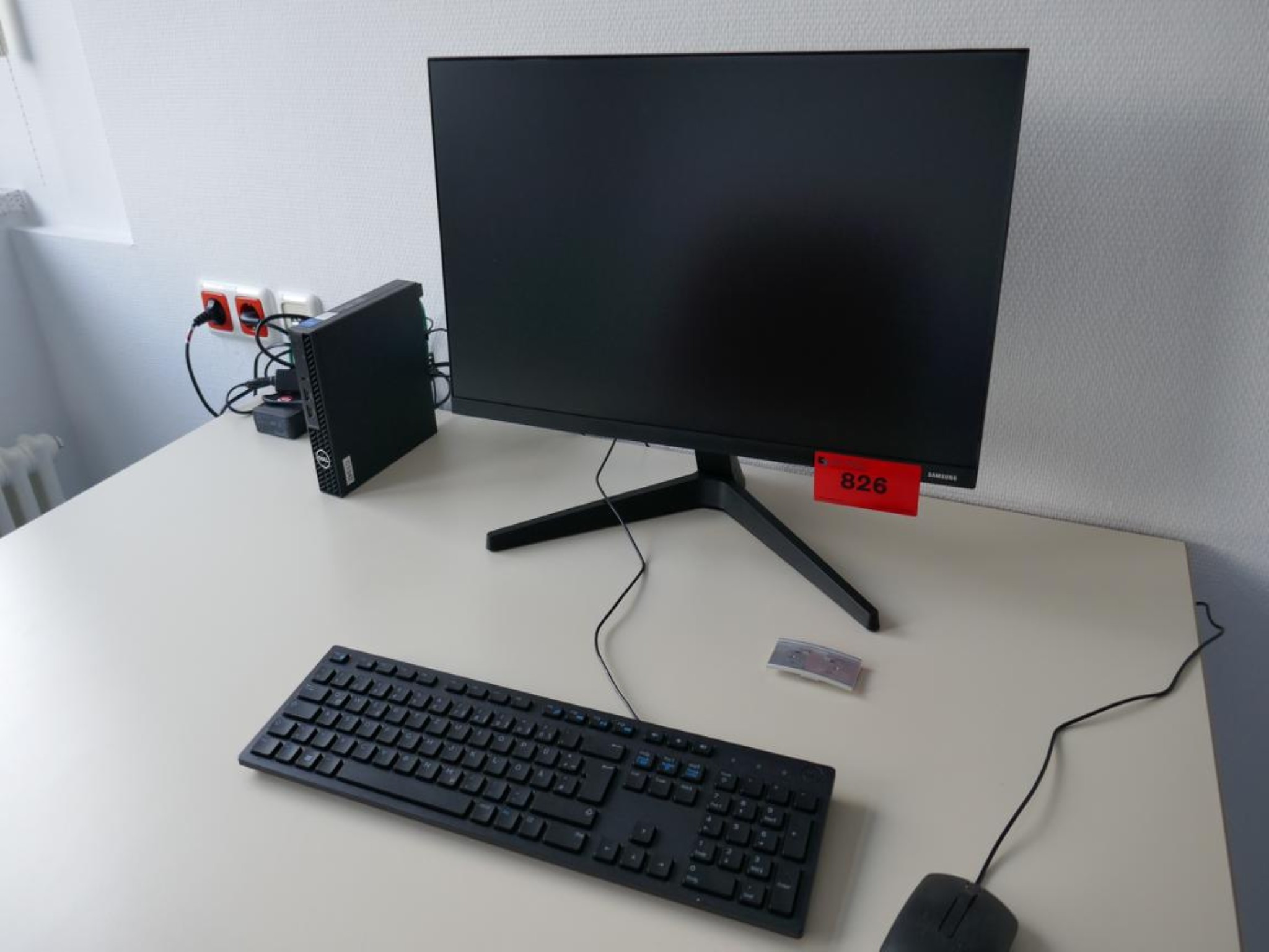 Medyczny sprzęt techniczny, wyposażenie sal operacyjnych, sterylne tace oraz sprzęt i meble szpitalne-1