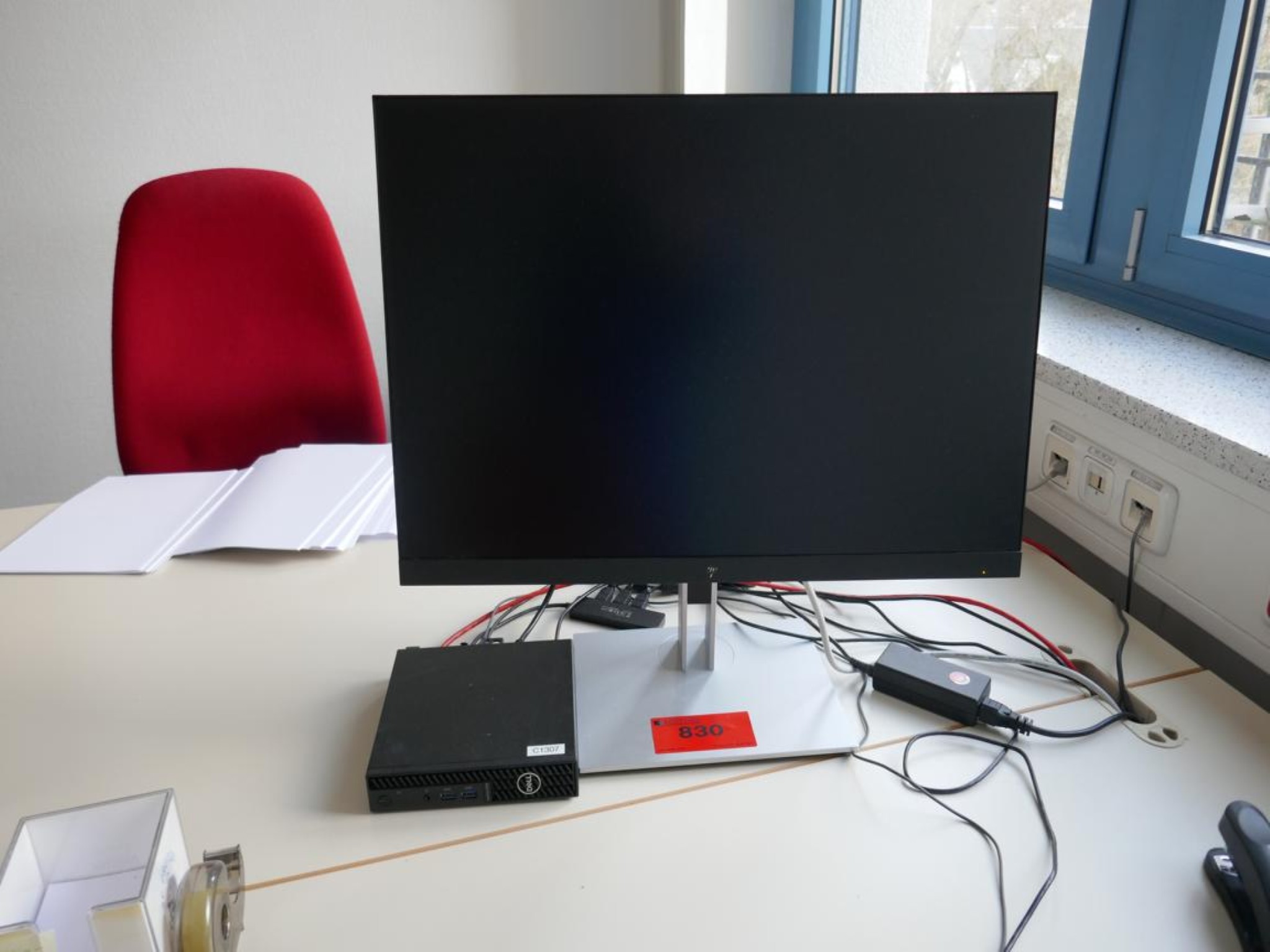 Medyczny sprzęt techniczny, wyposażenie sal operacyjnych, sterylne tace oraz sprzęt i meble szpitalne-1