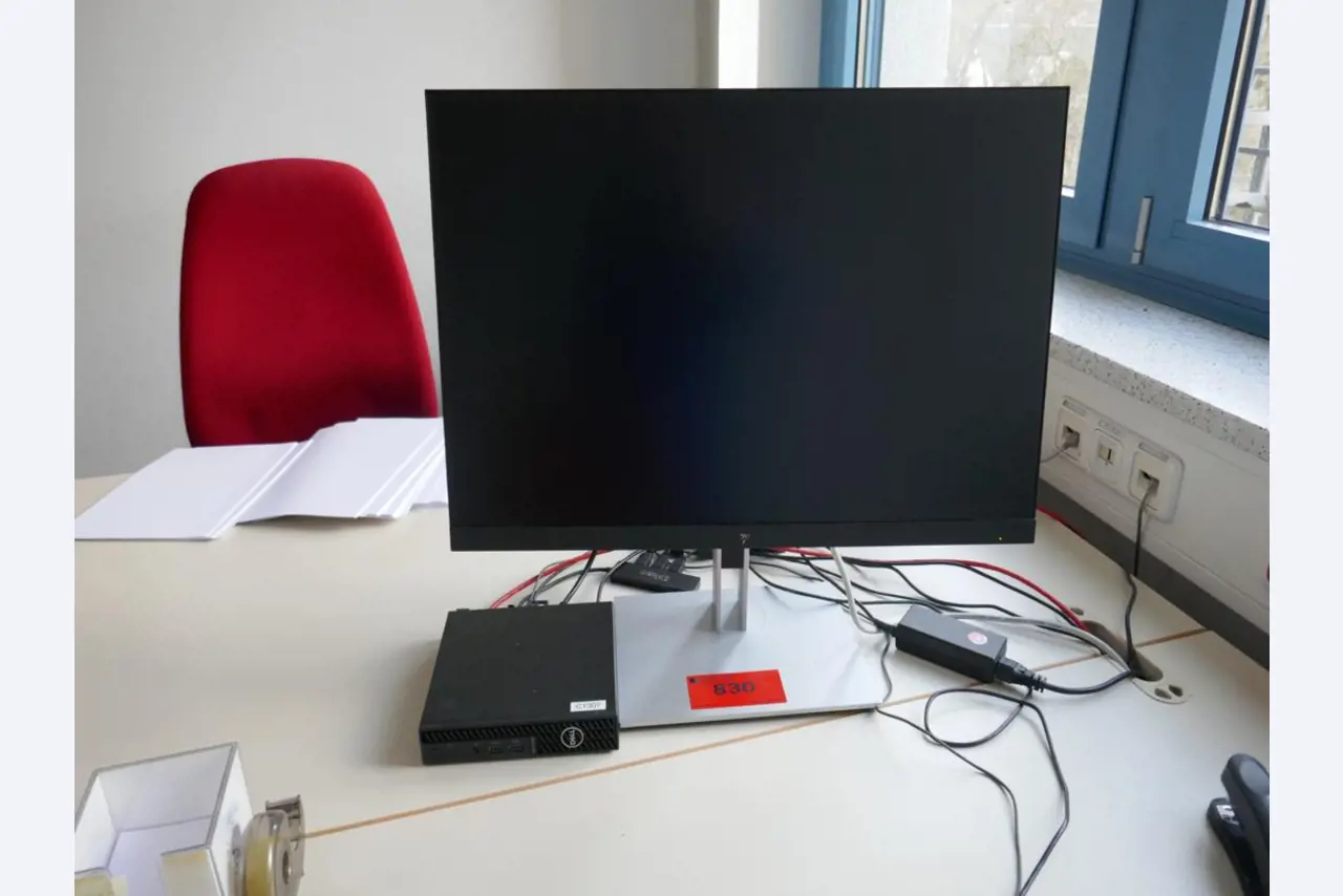 Medyczny sprzęt techniczny, wyposażenie sal operacyjnych, sterylne tace oraz sprzęt i meble szpitalne-1