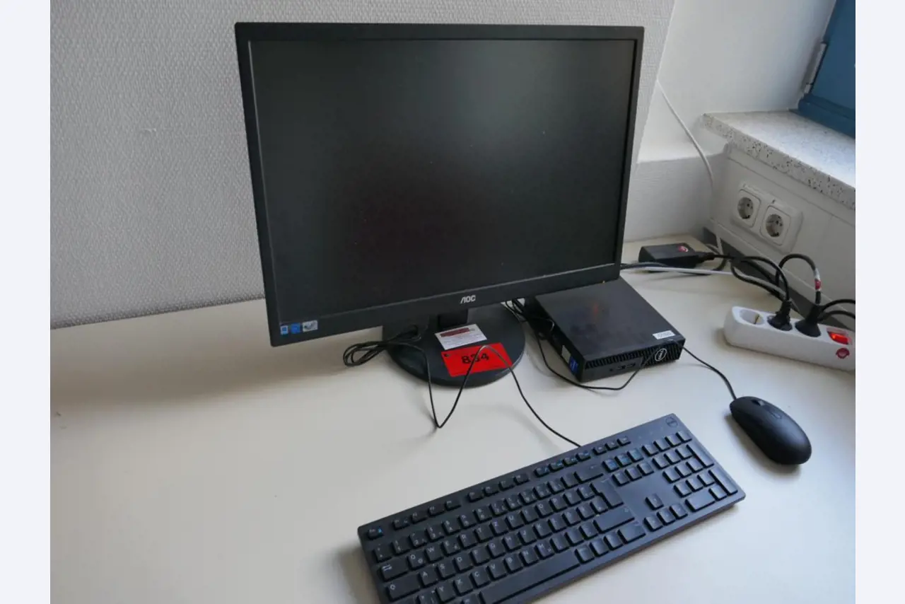 Medyczny sprzęt techniczny, wyposażenie sal operacyjnych, sterylne tace oraz sprzęt i meble szpitalne-1