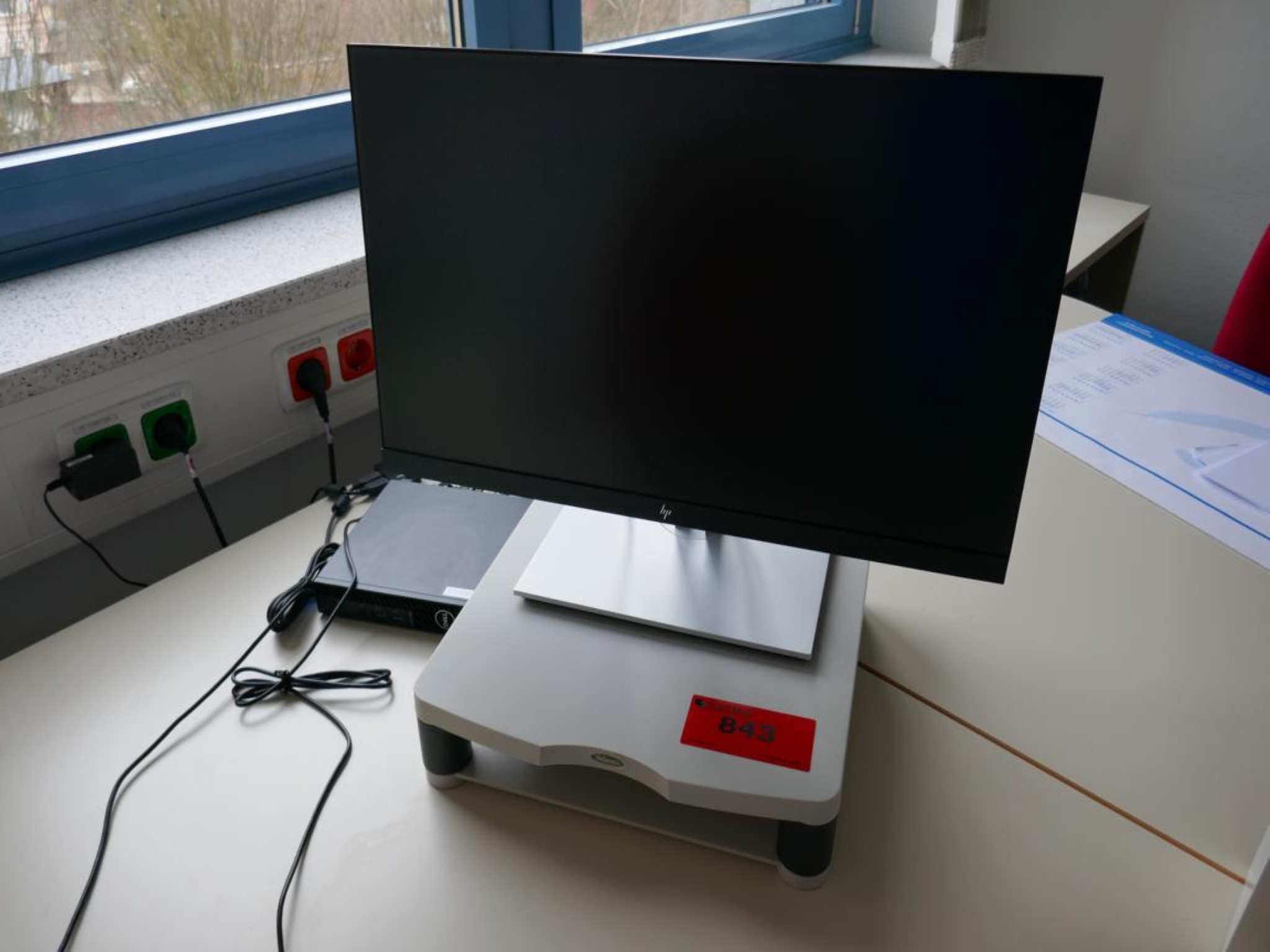 Medyczny sprzęt techniczny, wyposażenie sal operacyjnych, sterylne tace oraz sprzęt i meble szpitalne-1