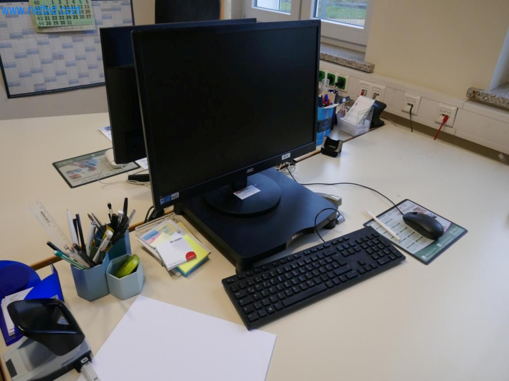 Medyczny sprzęt techniczny, wyposażenie sal operacyjnych, sterylne tace oraz sprzęt i meble szpitalne-2