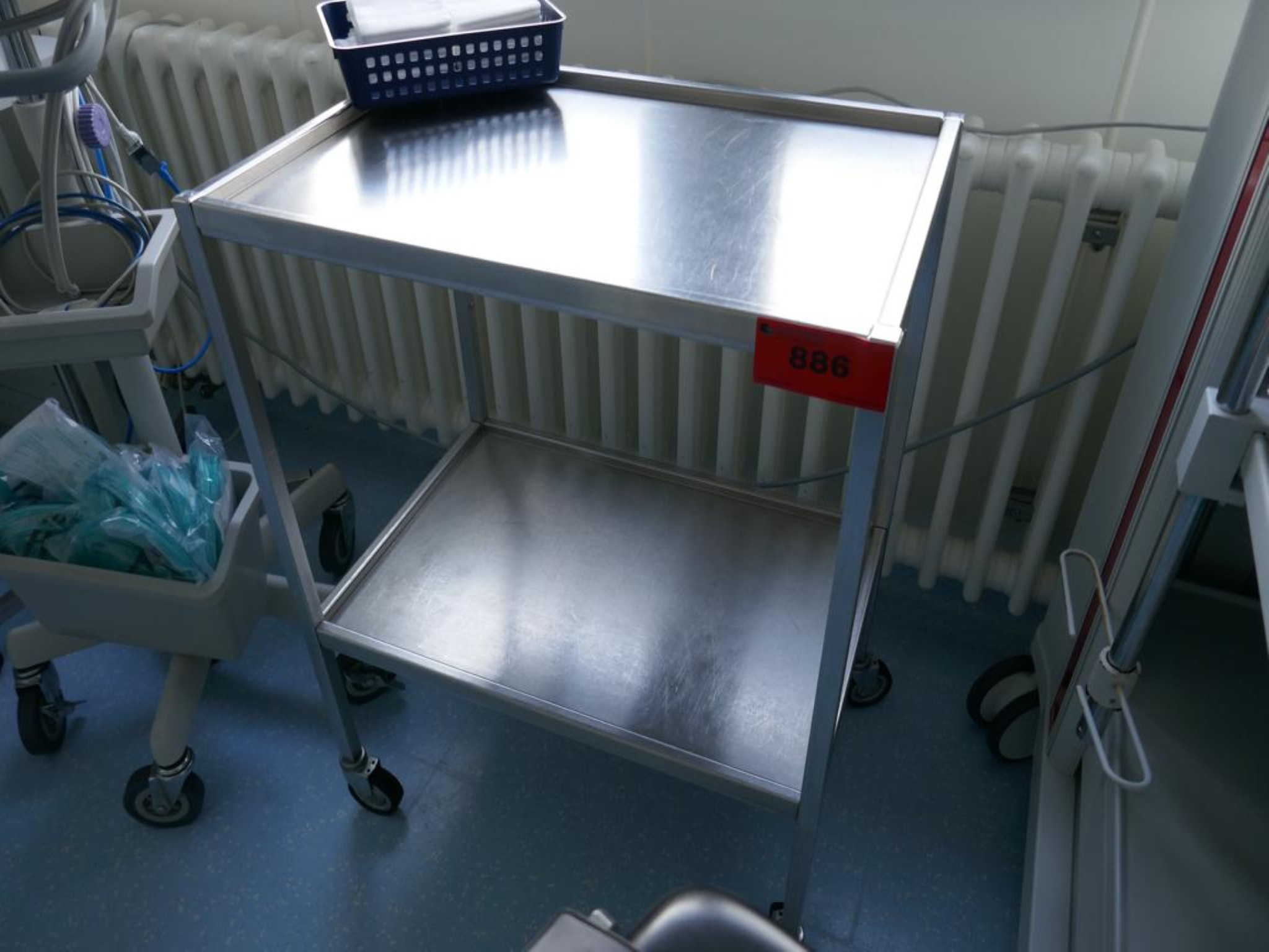 Medyczny sprzęt techniczny, wyposażenie sal operacyjnych, sterylne tace oraz sprzęt i meble szpitalne-1