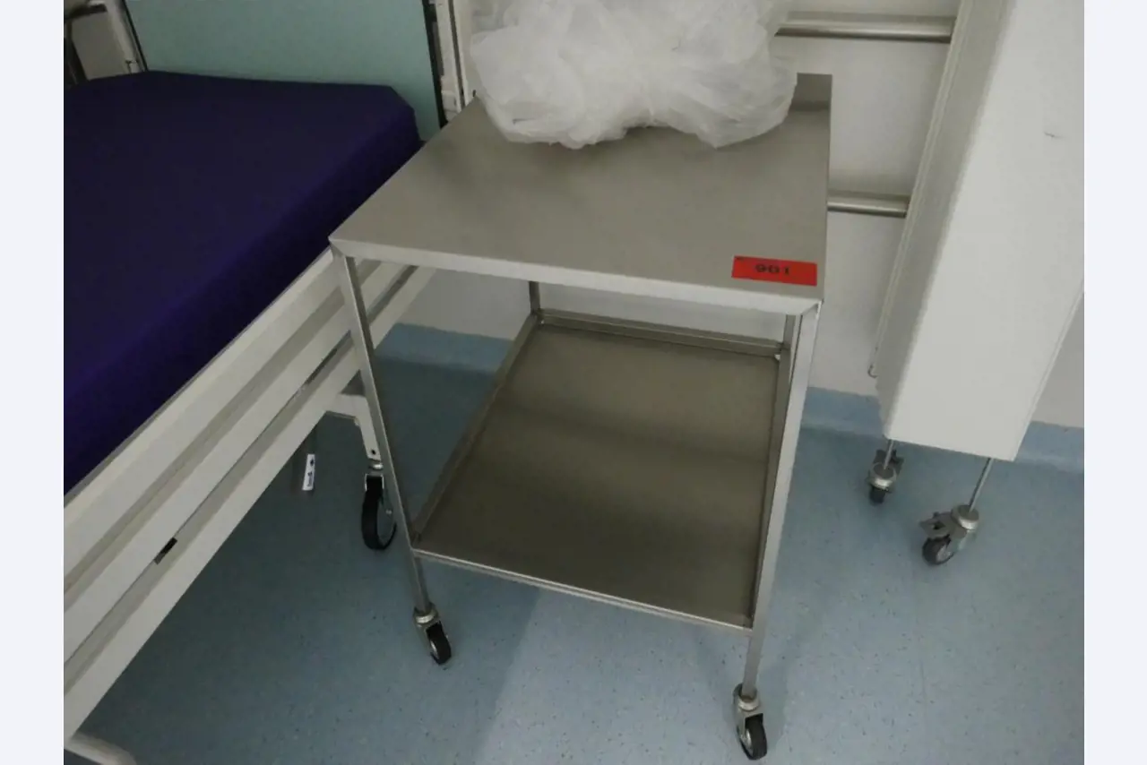 Medyczny sprzęt techniczny, wyposażenie sal operacyjnych, sterylne tace oraz sprzęt i meble szpitalne-1