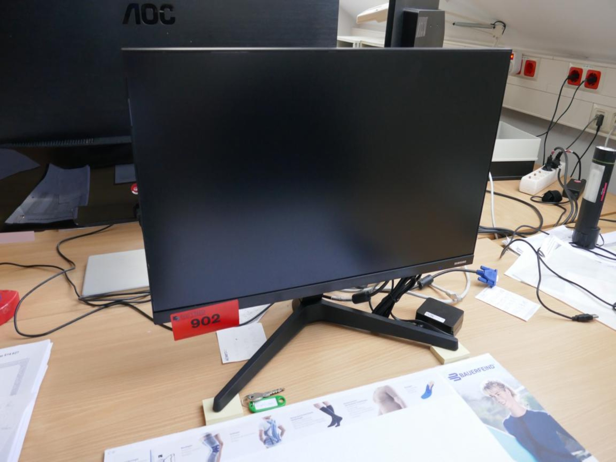 Medyczny sprzęt techniczny, wyposażenie sal operacyjnych, sterylne tace oraz sprzęt i meble szpitalne-1