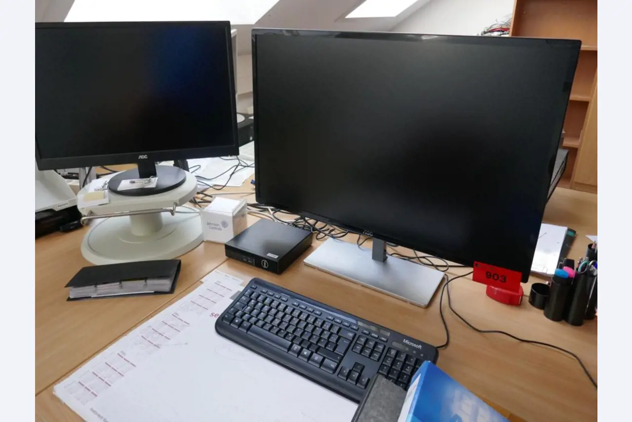 Medyczny sprzęt techniczny, wyposażenie sal operacyjnych, sterylne tace oraz sprzęt i meble szpitalne-1