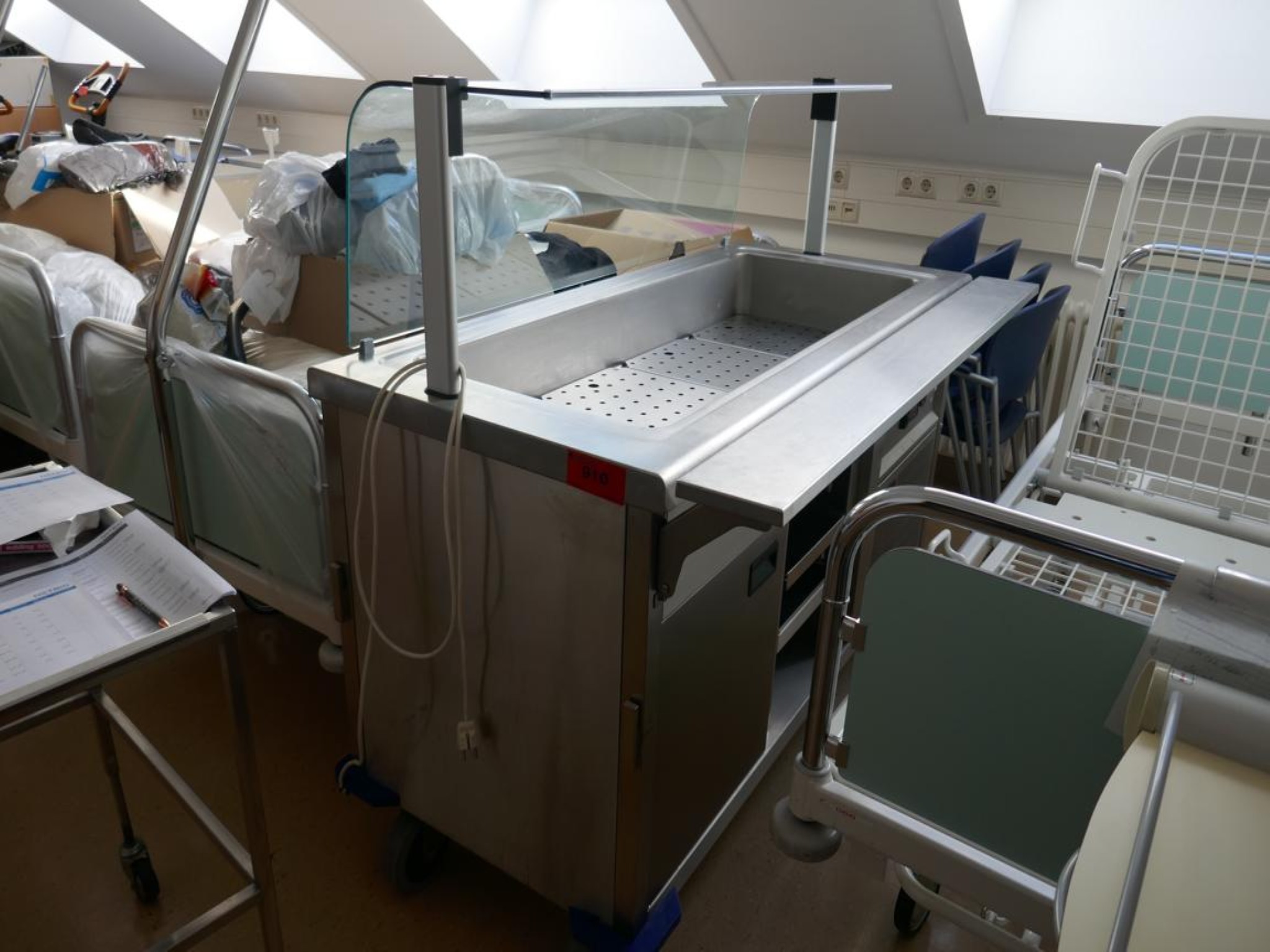 Medyczny sprzęt techniczny, wyposażenie sal operacyjnych, sterylne tace oraz sprzęt i meble szpitalne-1