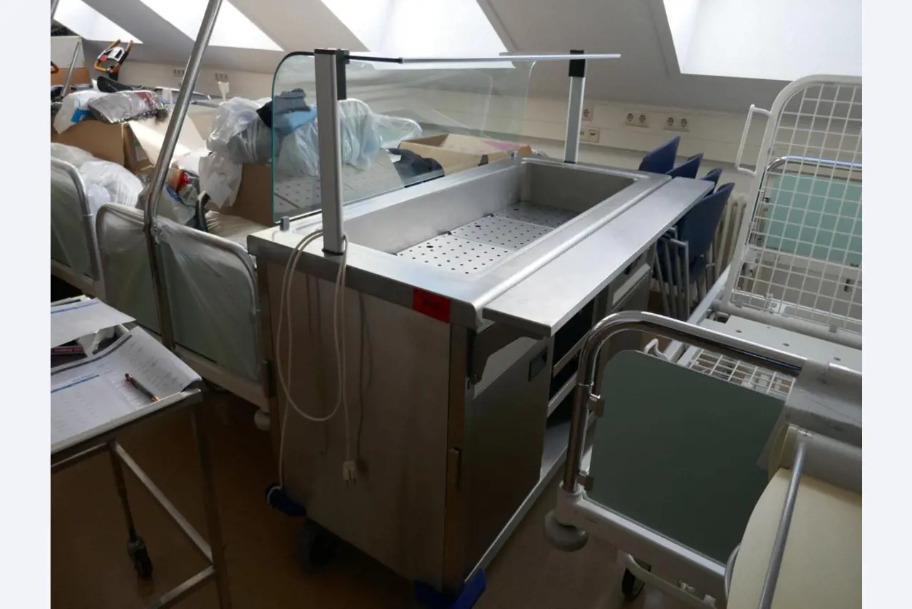 Medyczny sprzęt techniczny, wyposażenie sal operacyjnych, sterylne tace oraz sprzęt i meble szpitalne-1