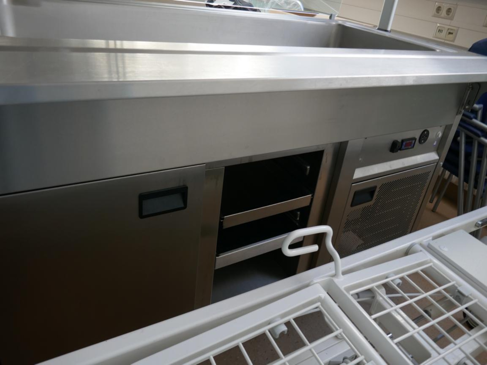 Medyczny sprzęt techniczny, wyposażenie sal operacyjnych, sterylne tace oraz sprzęt i meble szpitalne-2