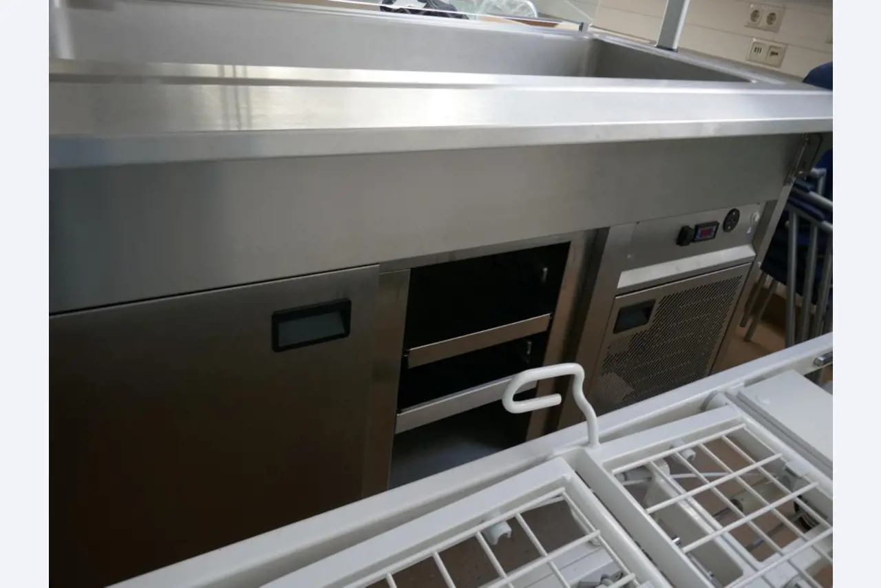 Medyczny sprzęt techniczny, wyposażenie sal operacyjnych, sterylne tace oraz sprzęt i meble szpitalne-2