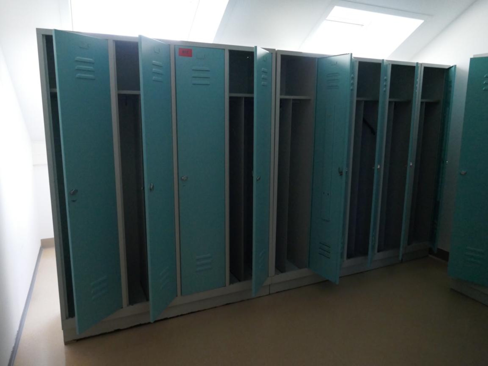 Medyczny sprzęt techniczny, wyposażenie sal operacyjnych, sterylne tace oraz sprzęt i meble szpitalne-1