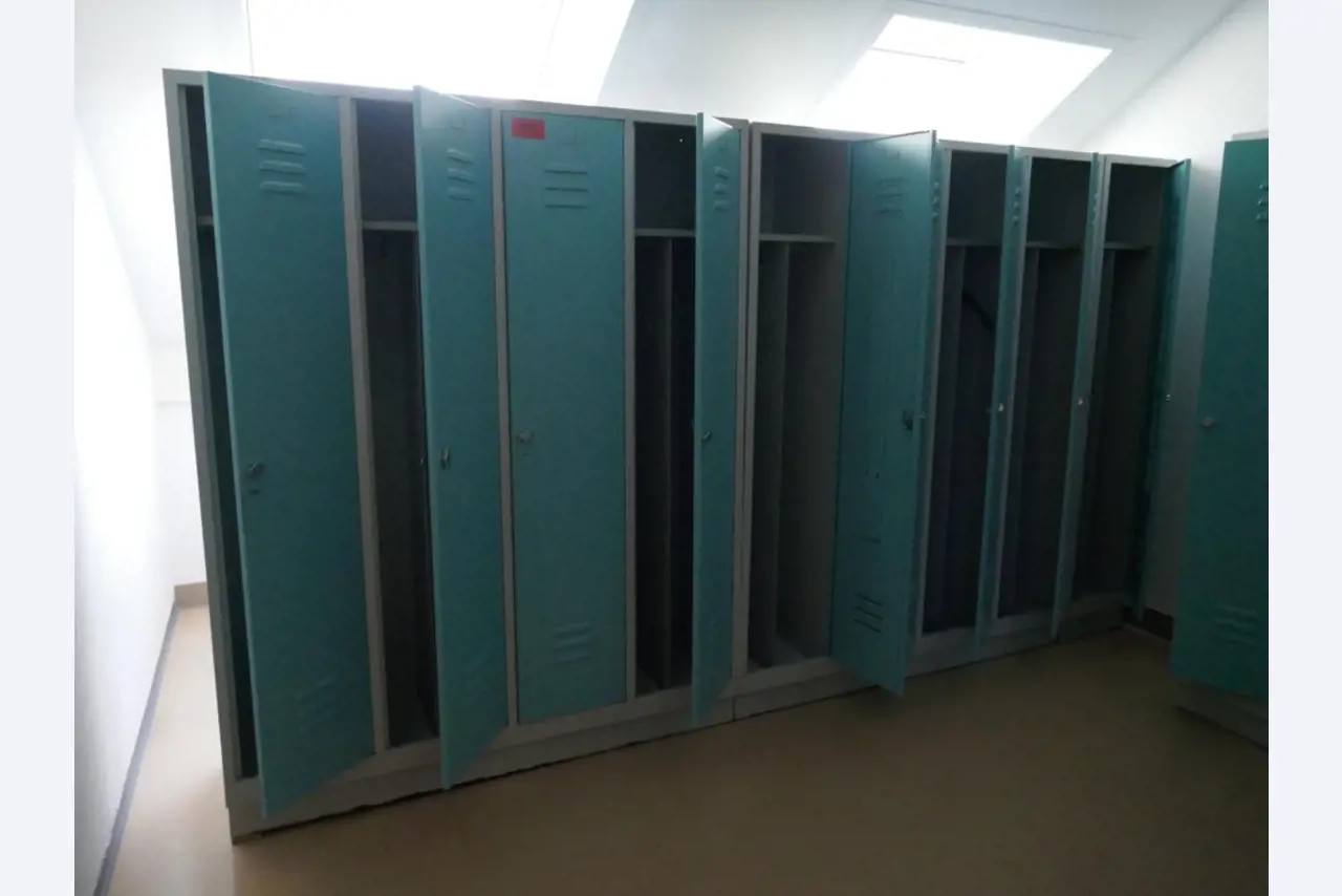 Medyczny sprzęt techniczny, wyposażenie sal operacyjnych, sterylne tace oraz sprzęt i meble szpitalne-1