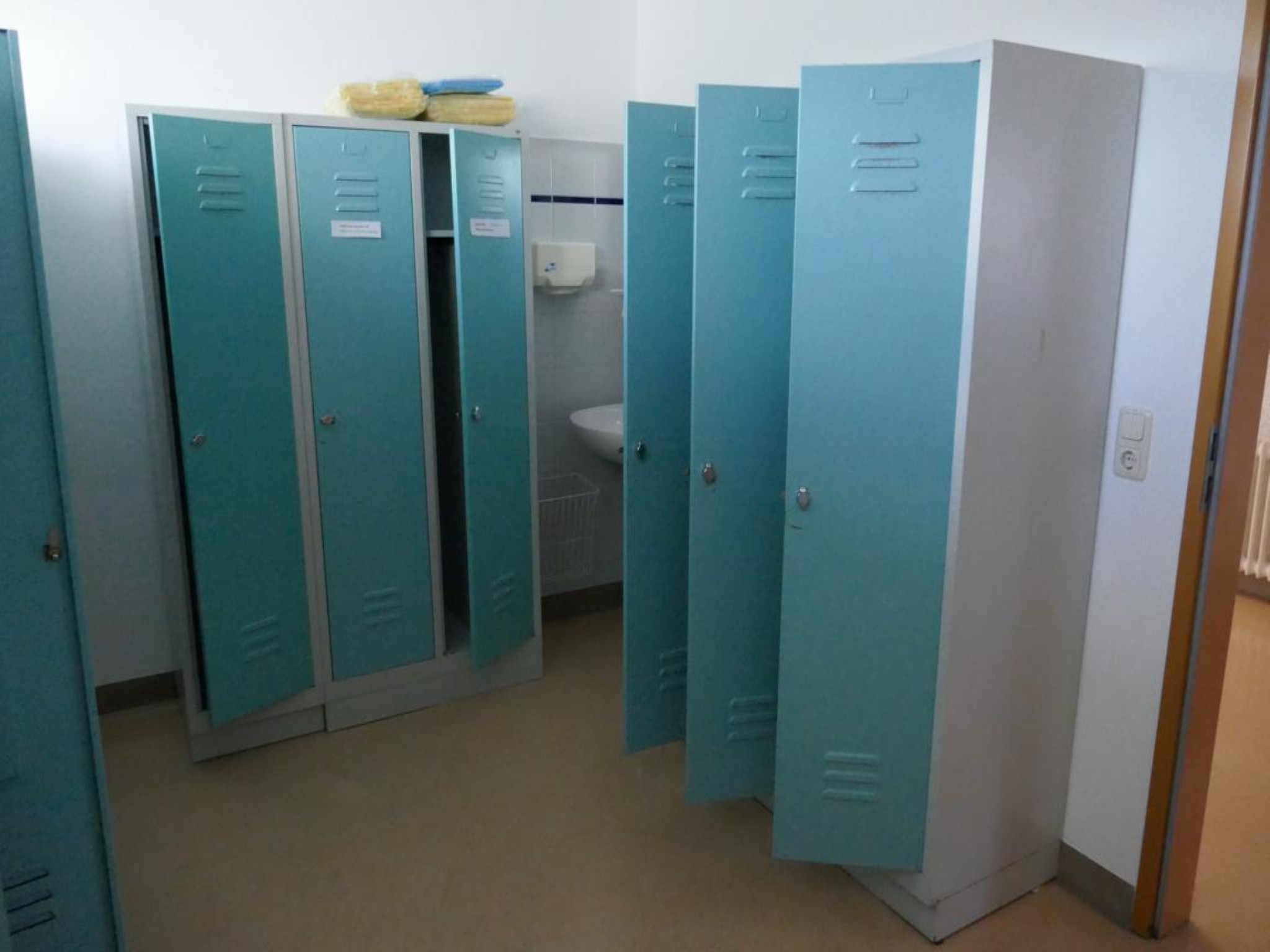 Medyczny sprzęt techniczny, wyposażenie sal operacyjnych, sterylne tace oraz sprzęt i meble szpitalne-2