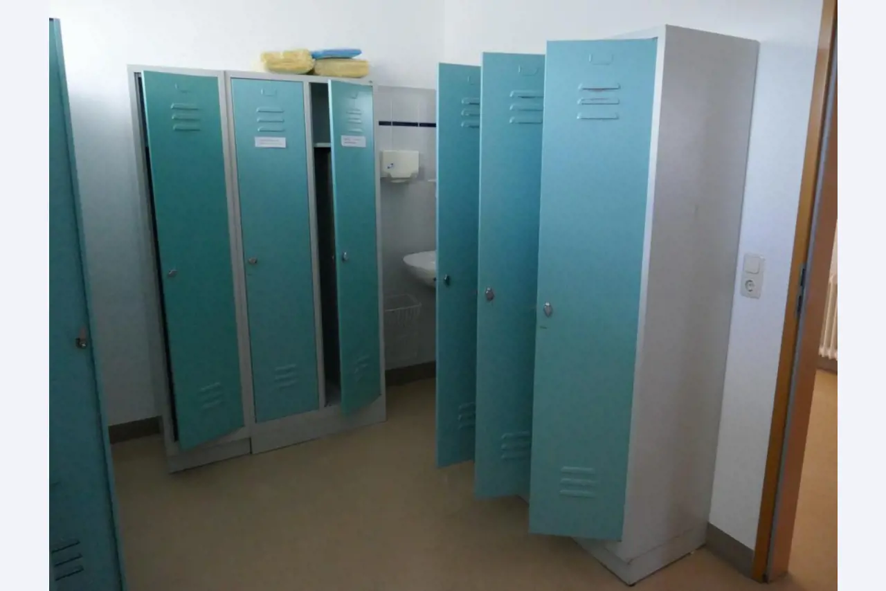 Medyczny sprzęt techniczny, wyposażenie sal operacyjnych, sterylne tace oraz sprzęt i meble szpitalne-2