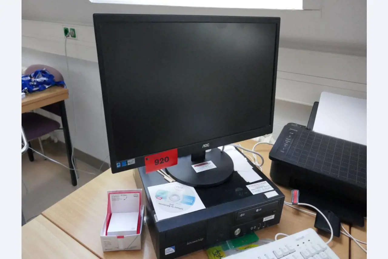 Medyczny sprzęt techniczny, wyposażenie sal operacyjnych, sterylne tace oraz sprzęt i meble szpitalne-1