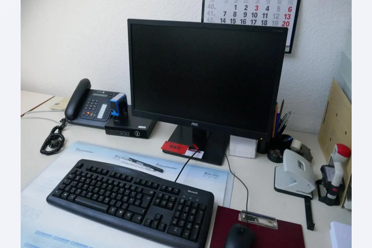 Medyczny sprzęt techniczny, wyposażenie sal operacyjnych, sterylne tace oraz sprzęt i meble szpitalne-1