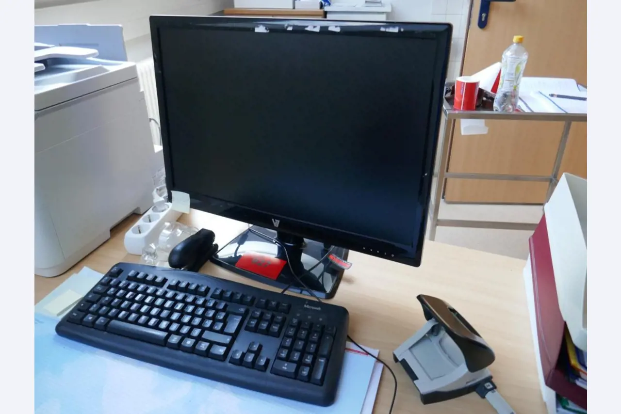 Medyczny sprzęt techniczny, wyposażenie sal operacyjnych, sterylne tace oraz sprzęt i meble szpitalne-1