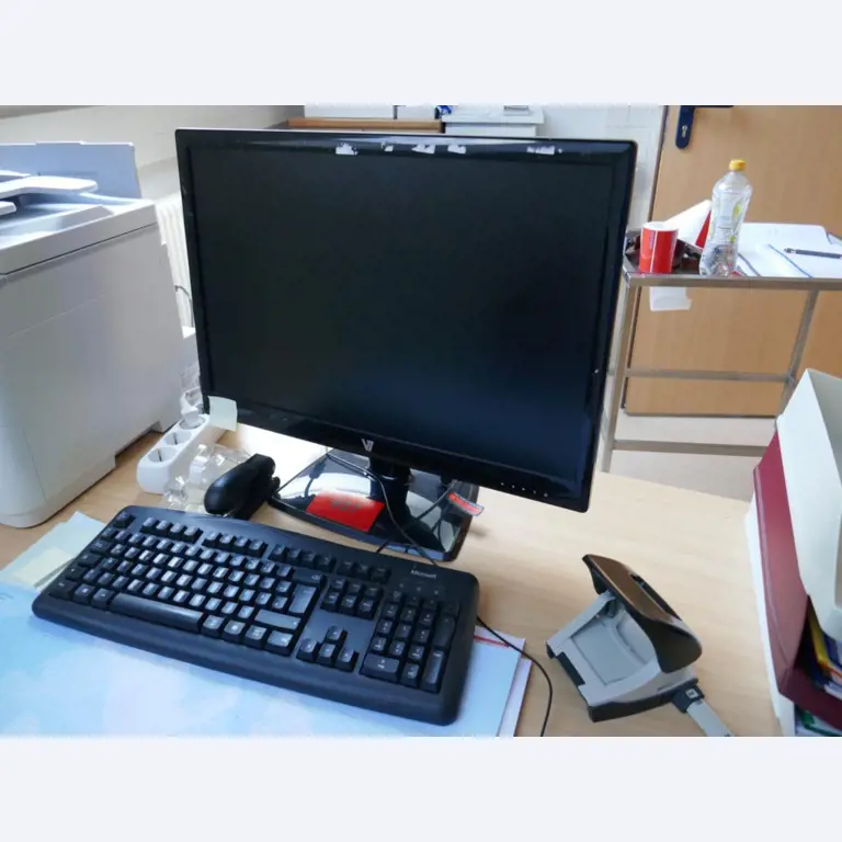 Medyczny sprzęt techniczny, wyposażenie sal operacyjnych, sterylne tace oraz sprzęt i meble szpitalne-1