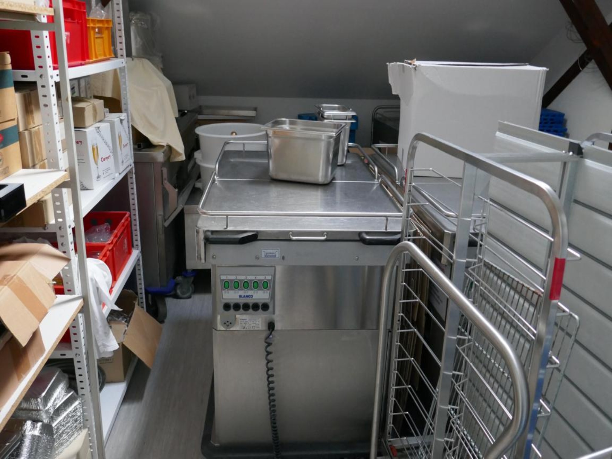 Medyczny sprzęt techniczny, wyposażenie sal operacyjnych, sterylne tace oraz sprzęt i meble szpitalne-1