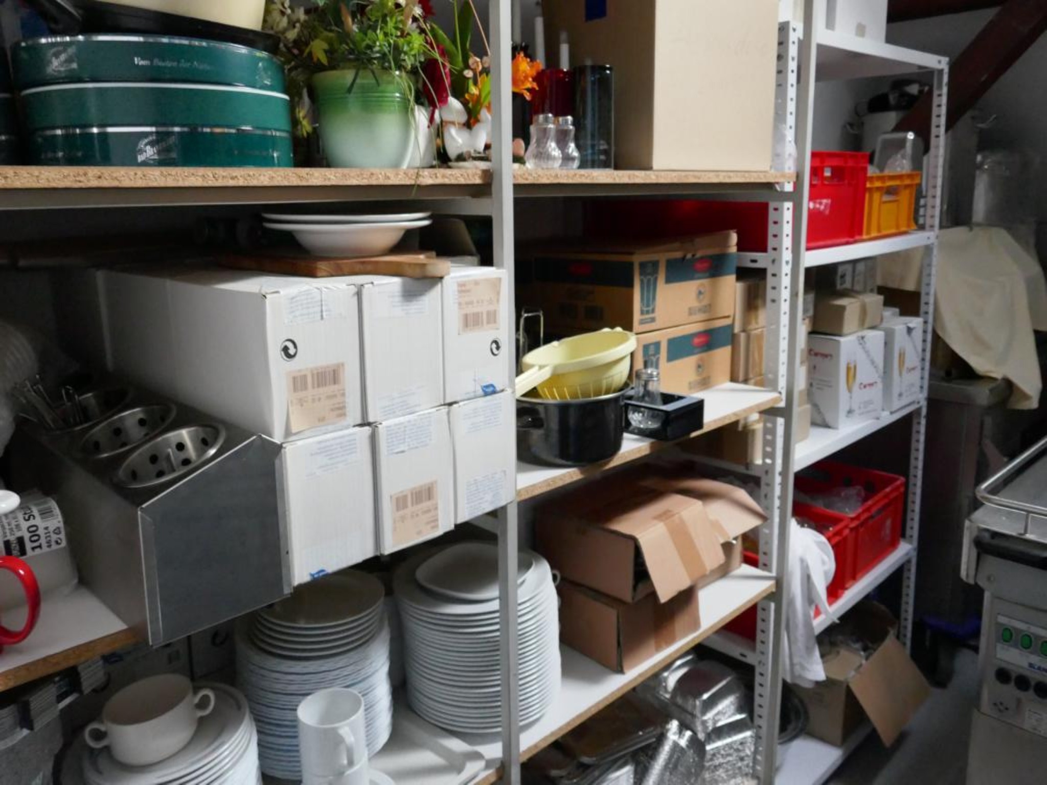 Medyczny sprzęt techniczny, wyposażenie sal operacyjnych, sterylne tace oraz sprzęt i meble szpitalne-2