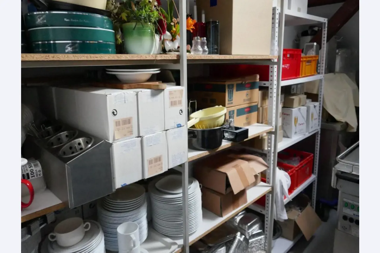 Medyczny sprzęt techniczny, wyposażenie sal operacyjnych, sterylne tace oraz sprzęt i meble szpitalne-2