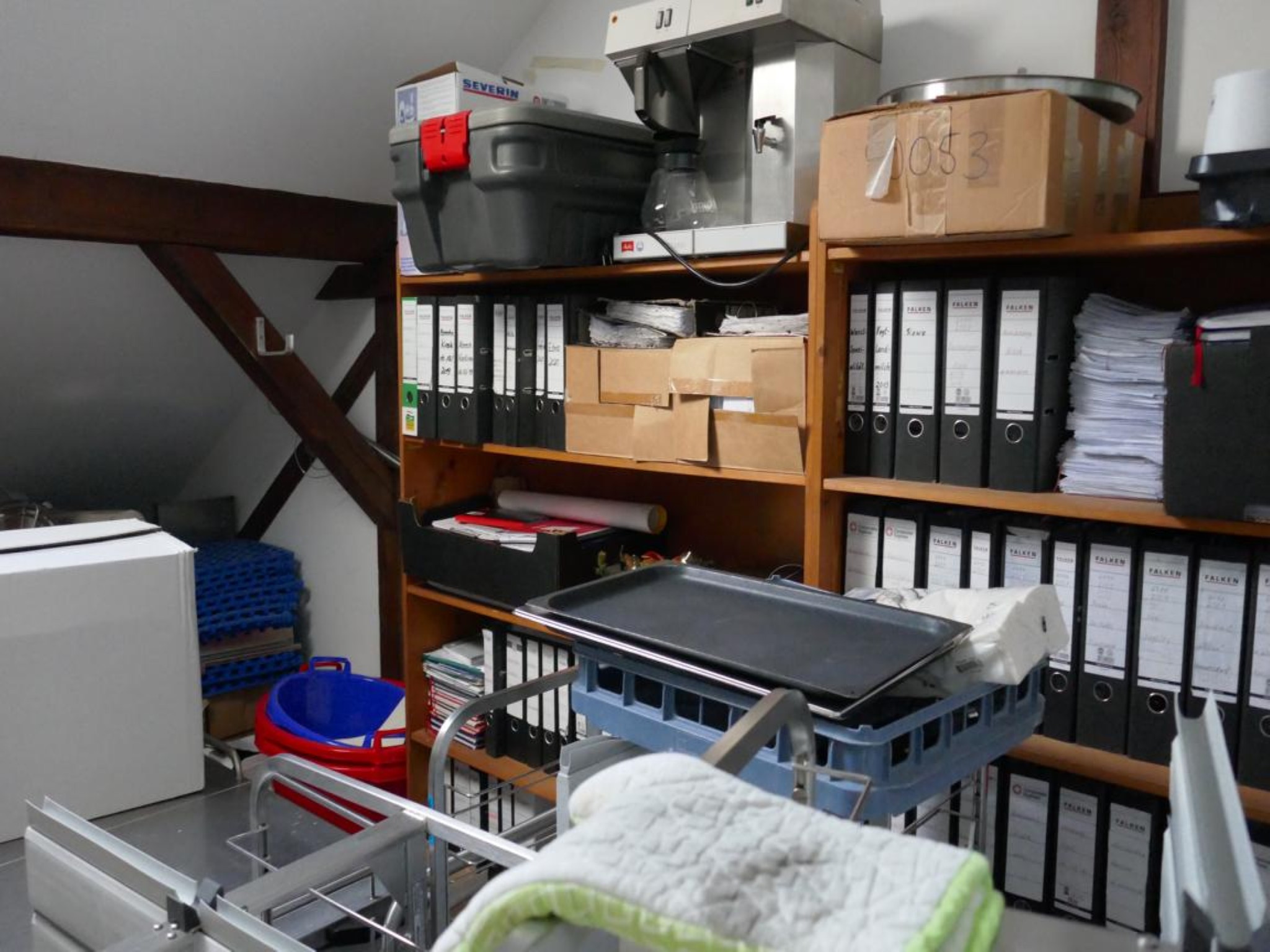 Medyczny sprzęt techniczny, wyposażenie sal operacyjnych, sterylne tace oraz sprzęt i meble szpitalne-3