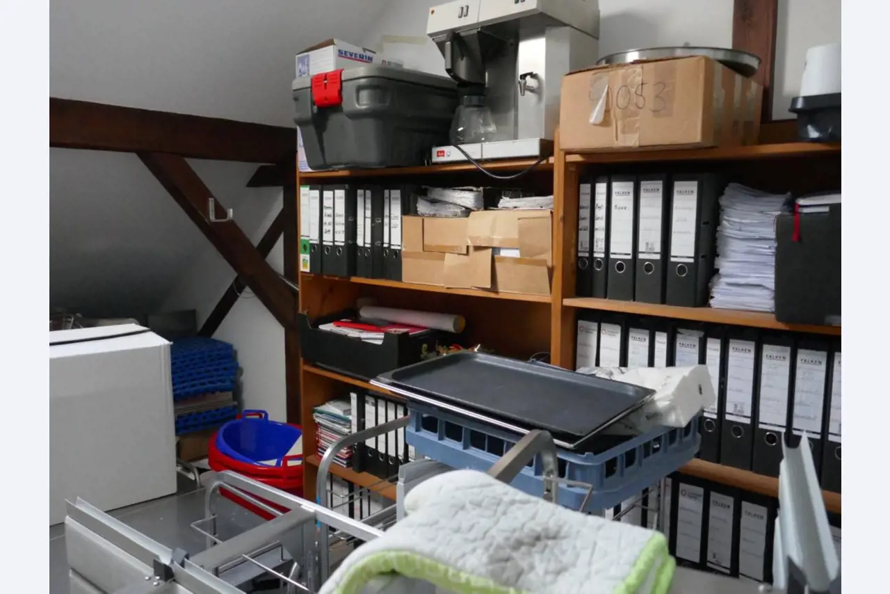 Medyczny sprzęt techniczny, wyposażenie sal operacyjnych, sterylne tace oraz sprzęt i meble szpitalne-3