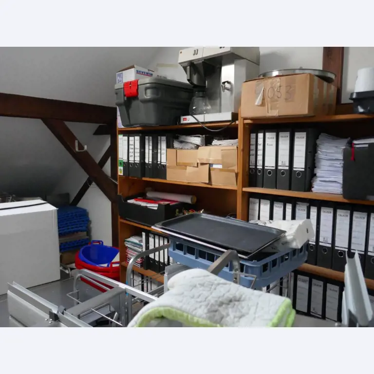 Medyczny sprzęt techniczny, wyposażenie sal operacyjnych, sterylne tace oraz sprzęt i meble szpitalne-3