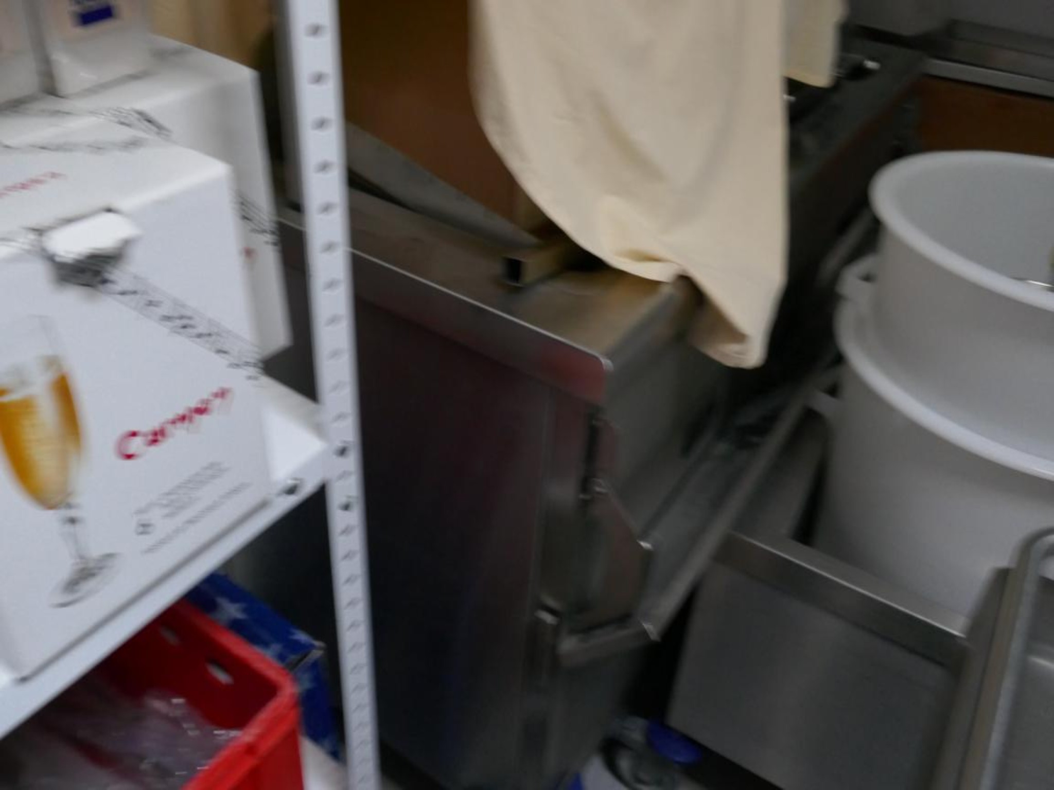 Medyczny sprzęt techniczny, wyposażenie sal operacyjnych, sterylne tace oraz sprzęt i meble szpitalne-4