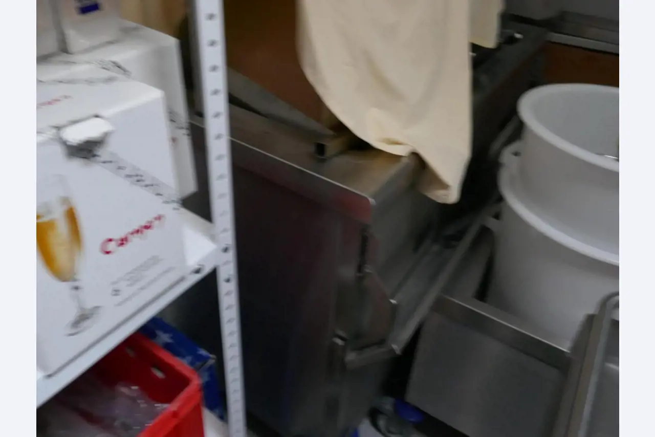 Medyczny sprzęt techniczny, wyposażenie sal operacyjnych, sterylne tace oraz sprzęt i meble szpitalne-4